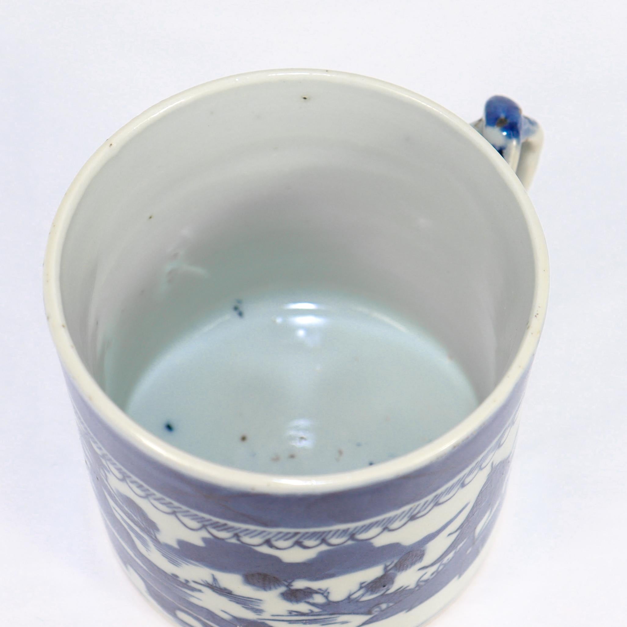 XIXe siècle Ancienne tasse à café / tasse à chocolat en porcelaine de Canton bleue et blanche d'exportation chinoise en vente