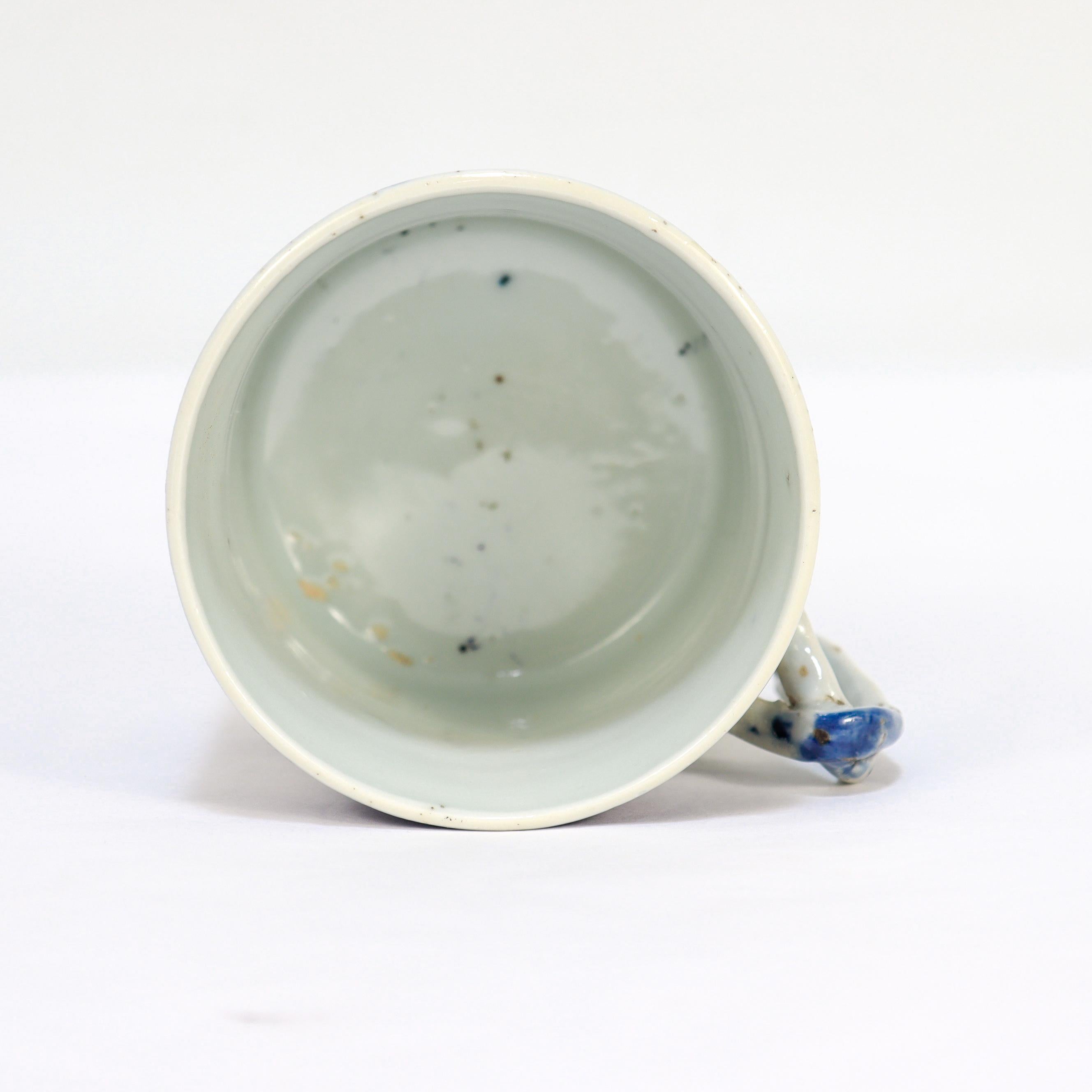 Porcelaine Ancienne tasse à café / tasse à chocolat en porcelaine de Canton bleue et blanche d'exportation chinoise en vente