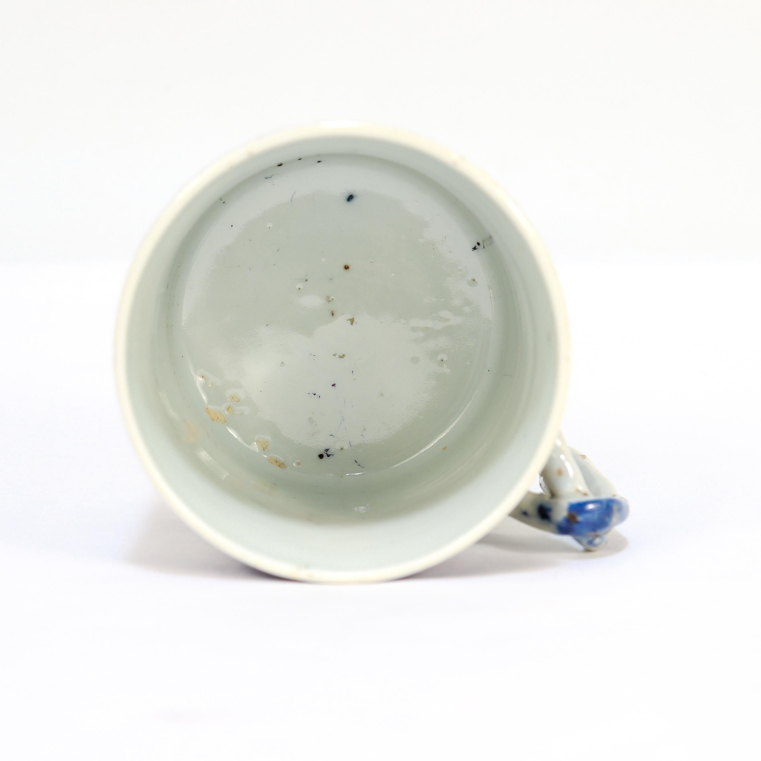 Ancienne tasse à café / tasse à chocolat en porcelaine de Canton bleue et blanche d'exportation chinoise en vente 1