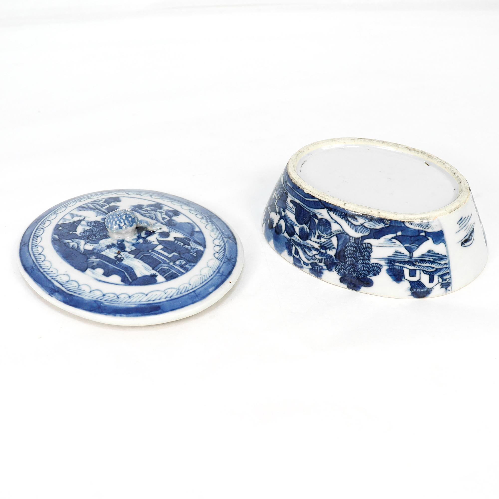 Ancien beurrier couvert en porcelaine de Canton bleu et blanc d'exportation chinoise en vente 2