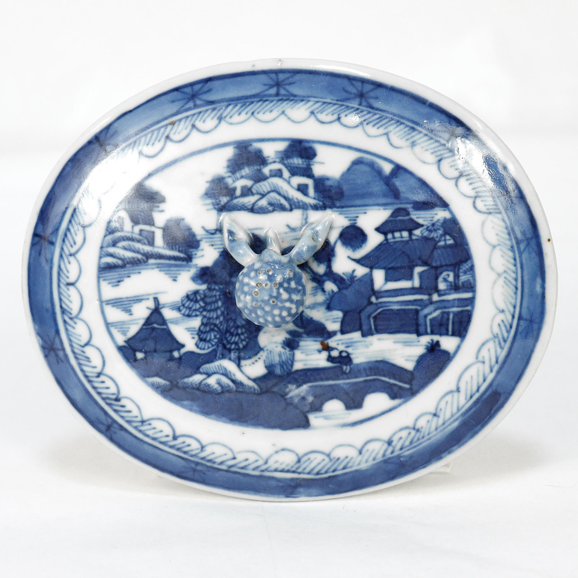 Ancien beurrier couvert en porcelaine de Canton bleu et blanc d'exportation chinoise en vente 3
