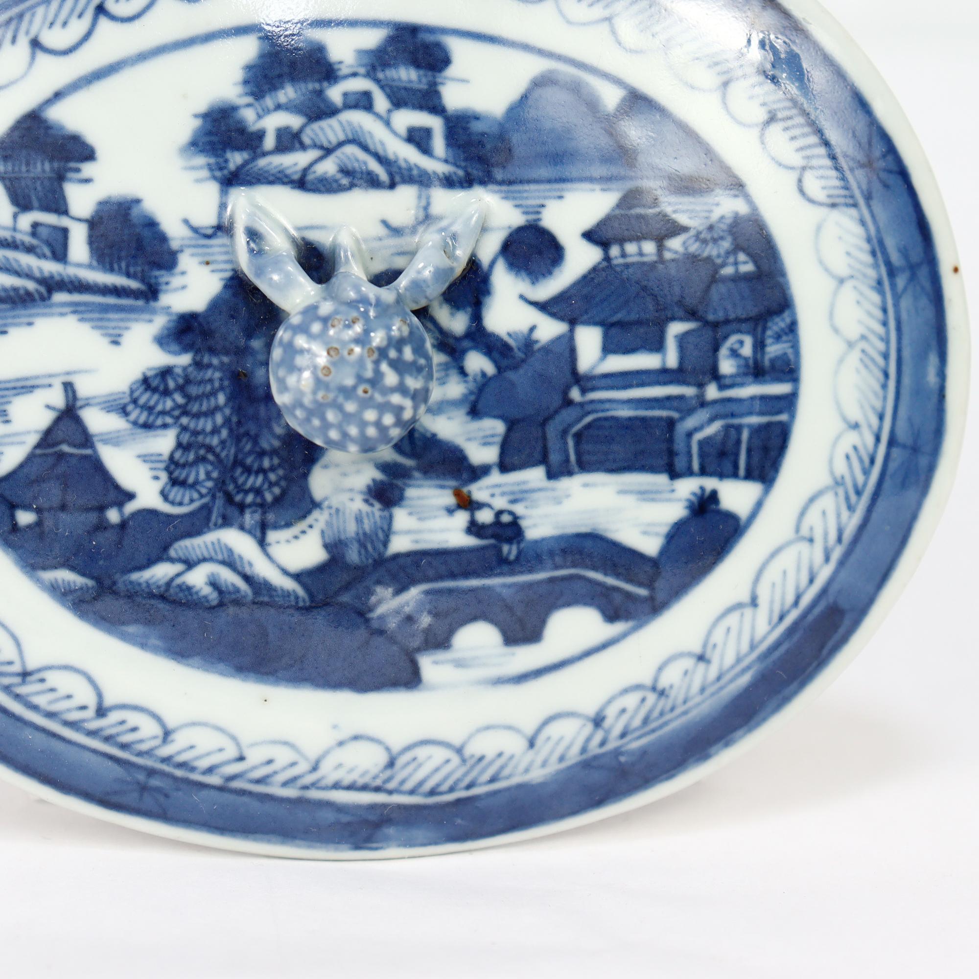 Ancien beurrier couvert en porcelaine de Canton bleu et blanc d'exportation chinoise en vente 7