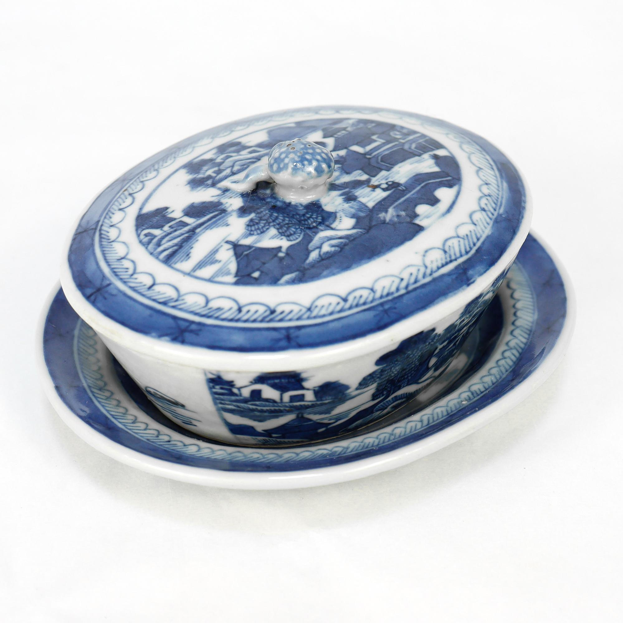 Exportation chinoise Ancien beurrier couvert en porcelaine de Canton bleu et blanc d'exportation chinoise en vente