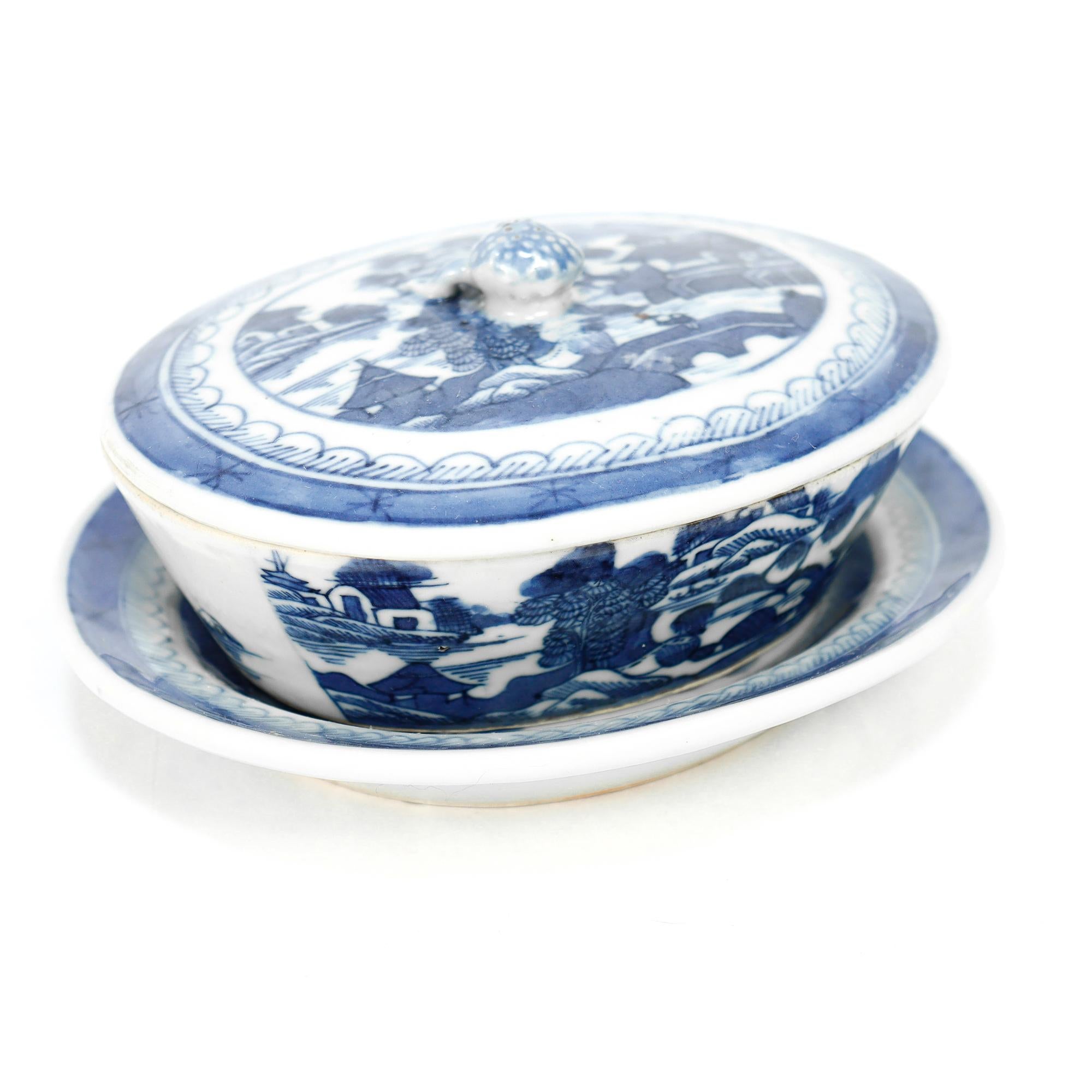 Chinois Ancien beurrier couvert en porcelaine de Canton bleu et blanc d'exportation chinoise en vente