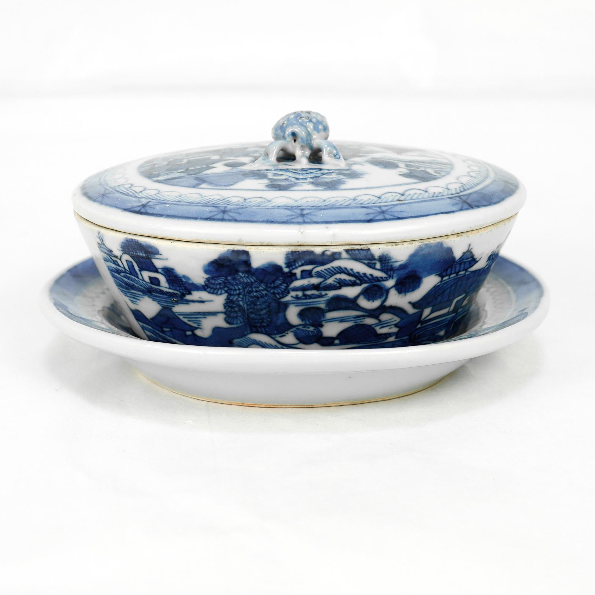 Vernissé Ancien beurrier couvert en porcelaine de Canton bleu et blanc d'exportation chinoise en vente