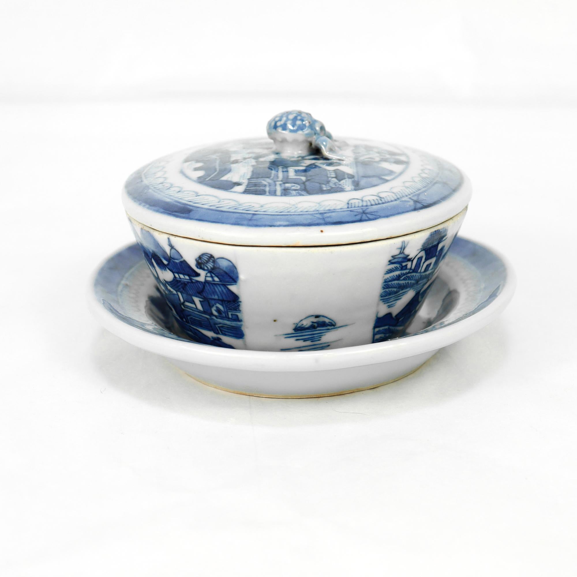 Ancien beurrier couvert en porcelaine de Canton bleu et blanc d'exportation chinoise Bon état - En vente à Philadelphia, PA