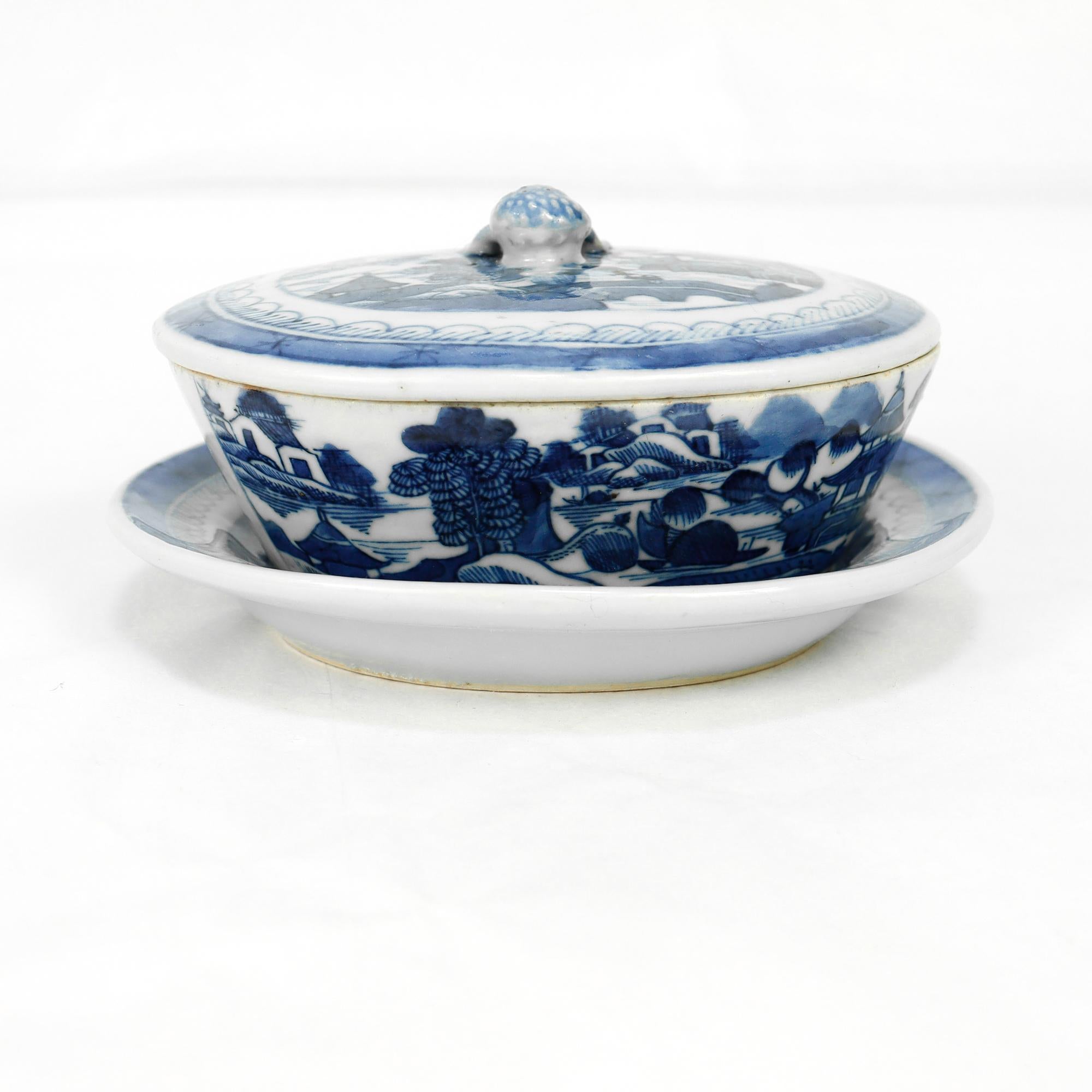 XIXe siècle Ancien beurrier couvert en porcelaine de Canton bleu et blanc d'exportation chinoise en vente