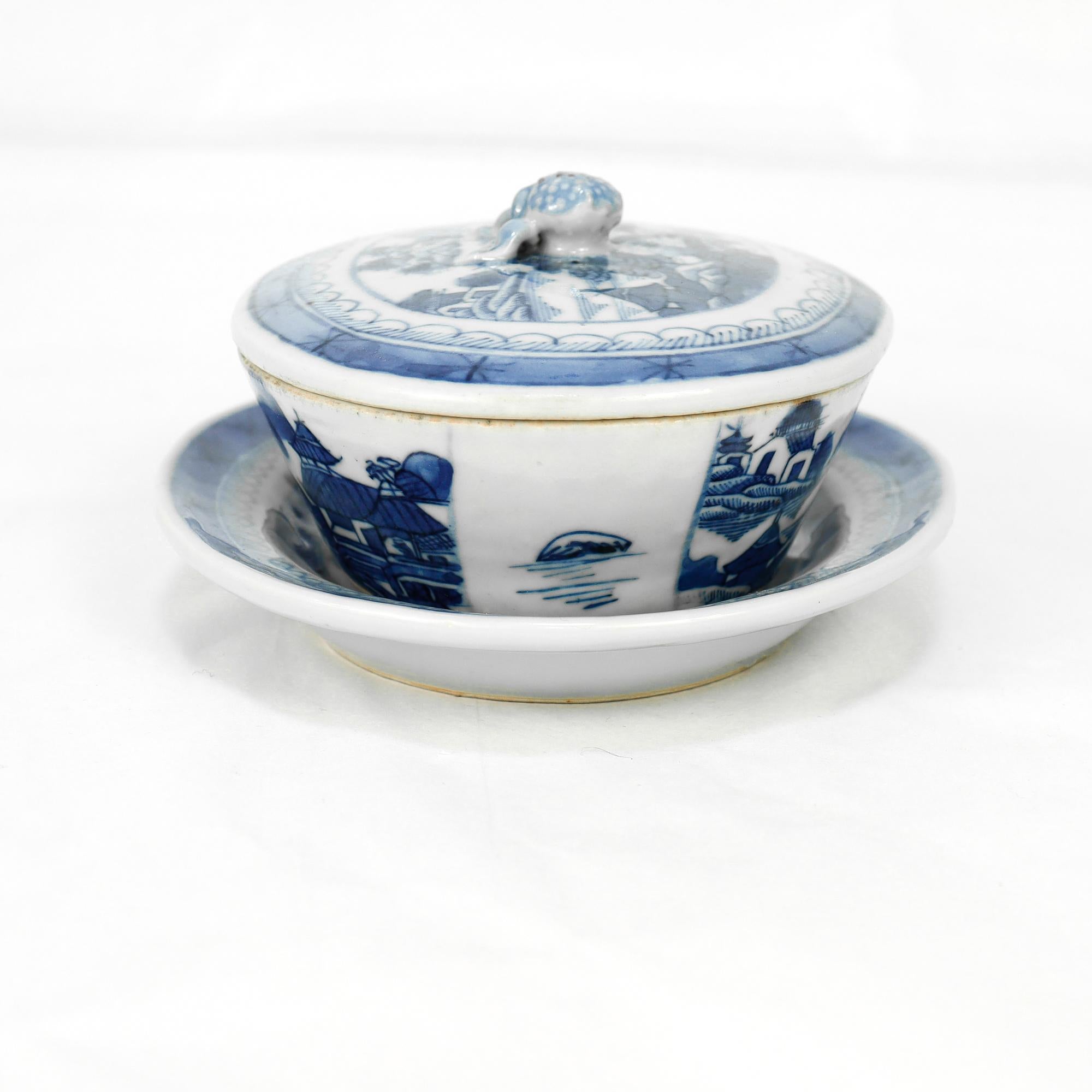Porcelaine Ancien beurrier couvert en porcelaine de Canton bleu et blanc d'exportation chinoise en vente