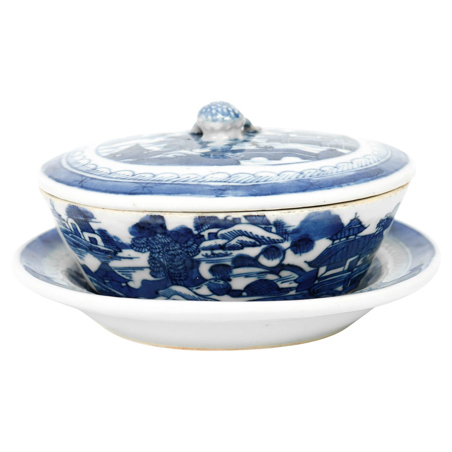 Ancien beurrier couvert en porcelaine de Canton bleu et blanc d
exportation chinoise