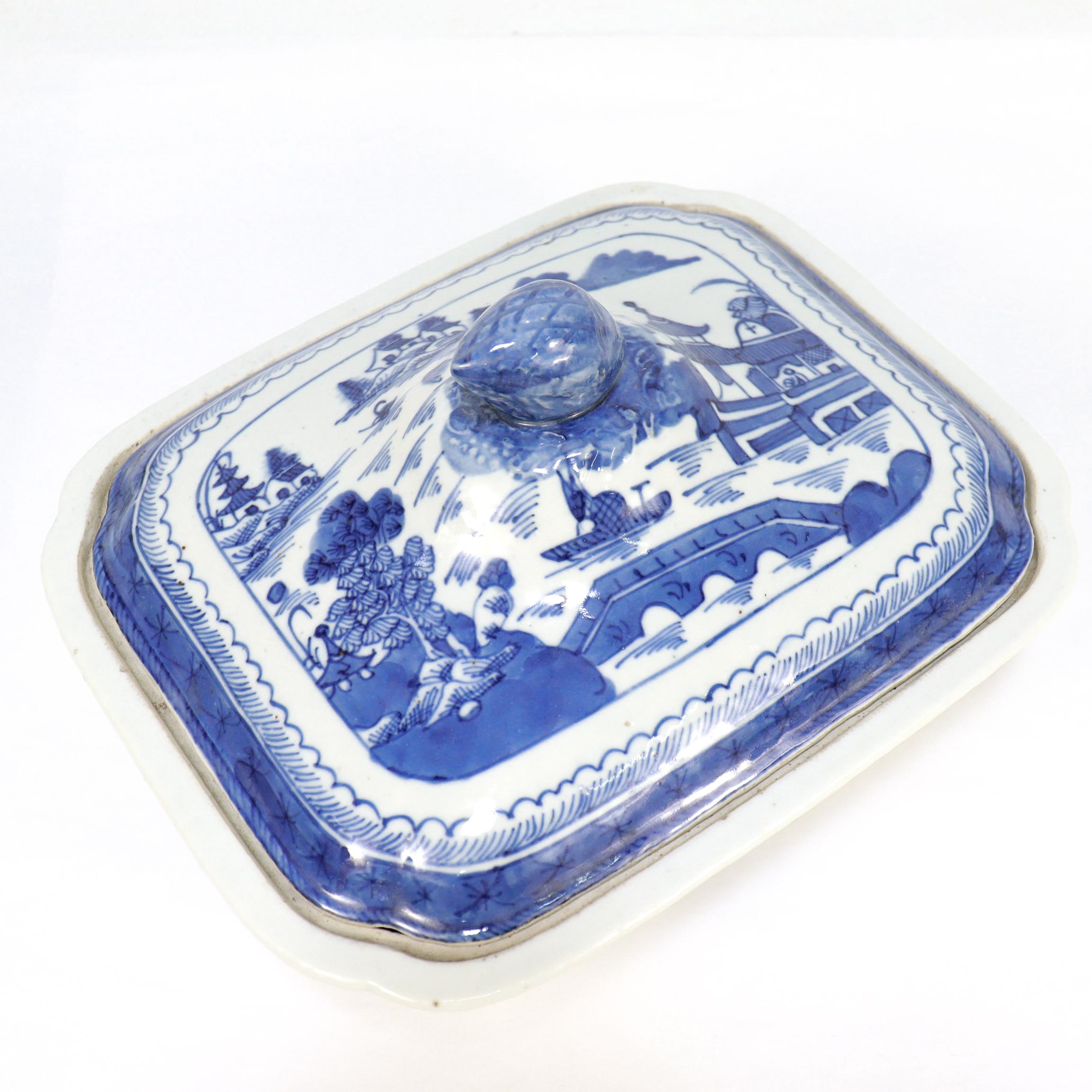 Antique Chinese Export Blue & White Canton Porcelain Covered Vegetable Dish en venta 3
