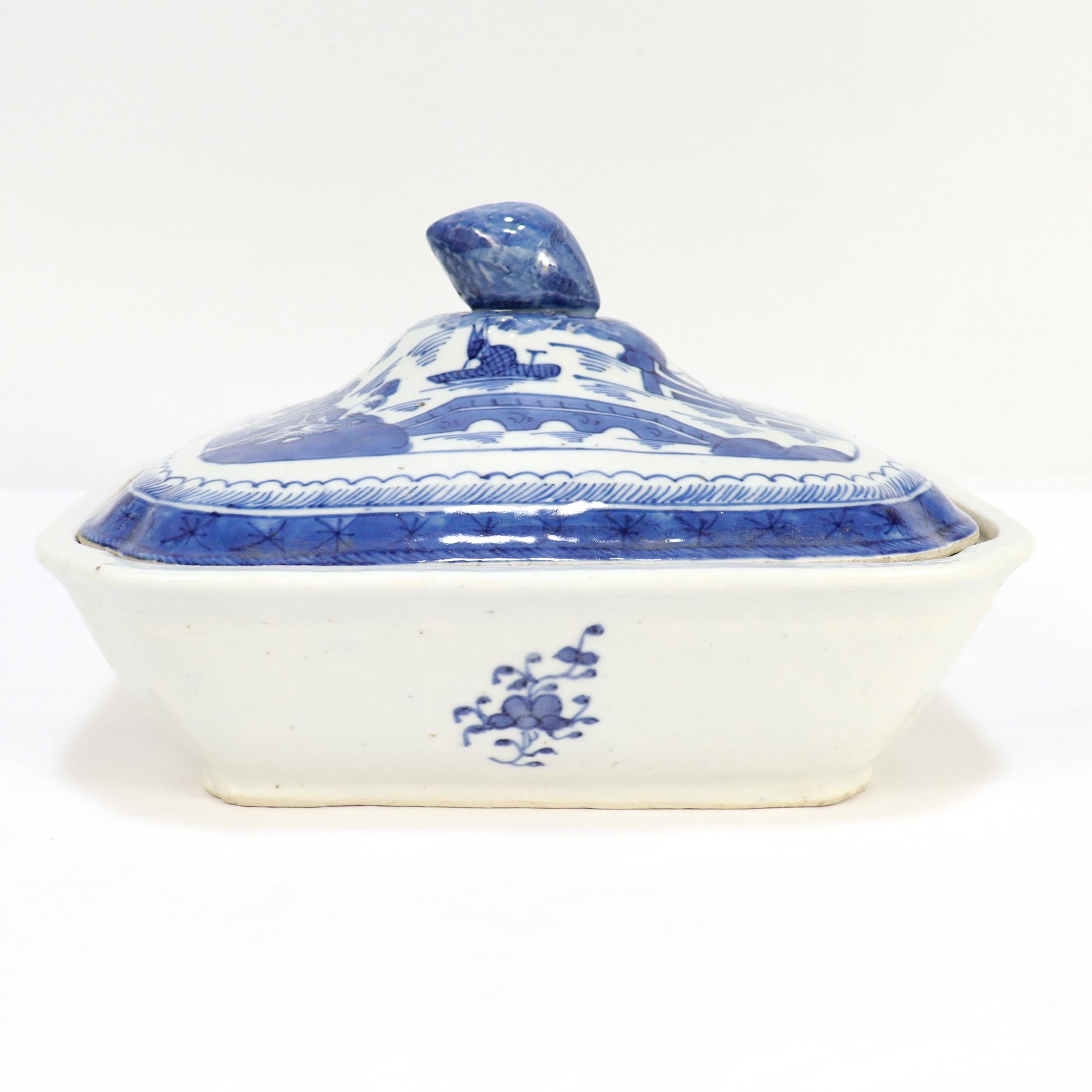A fine antique Chinese Export porcelain covered serving dish.

In the Canton pattern.

Decorated in underglaze blue with a mountainous Chinese village with houses, mountains, foliage, and a river and boat. 

Together with a conforming lid with