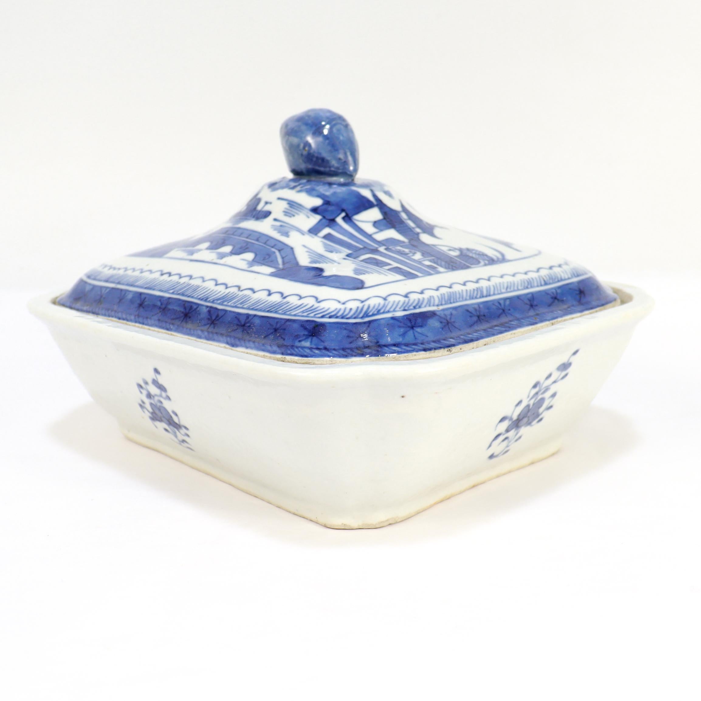 Antique Chinese Export Blue & White Canton Porcelain Covered Vegetable Dish Exportación china en venta