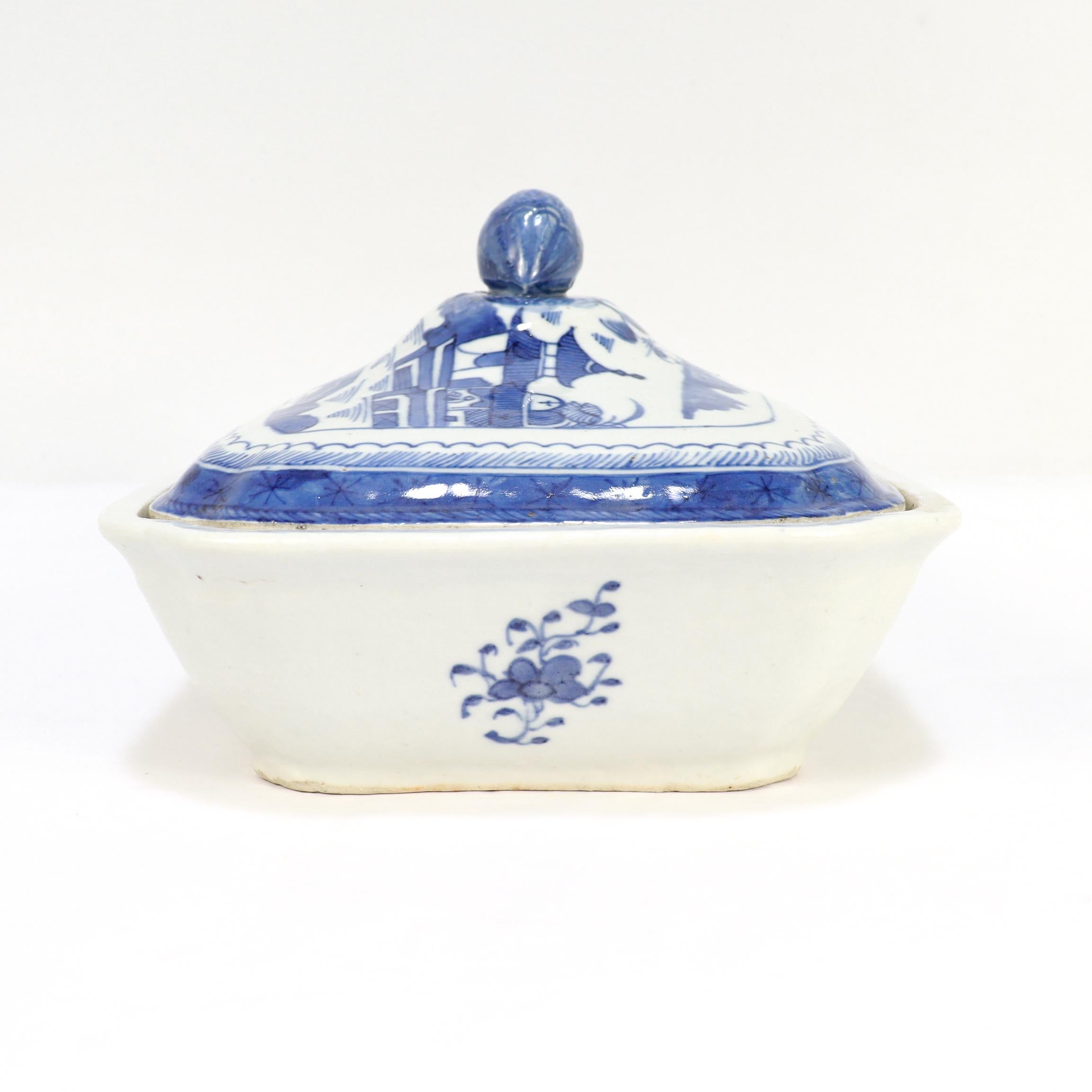 Antique Chinese Export Blue & White Canton Porcelain Covered Vegetable Dish Chino en venta