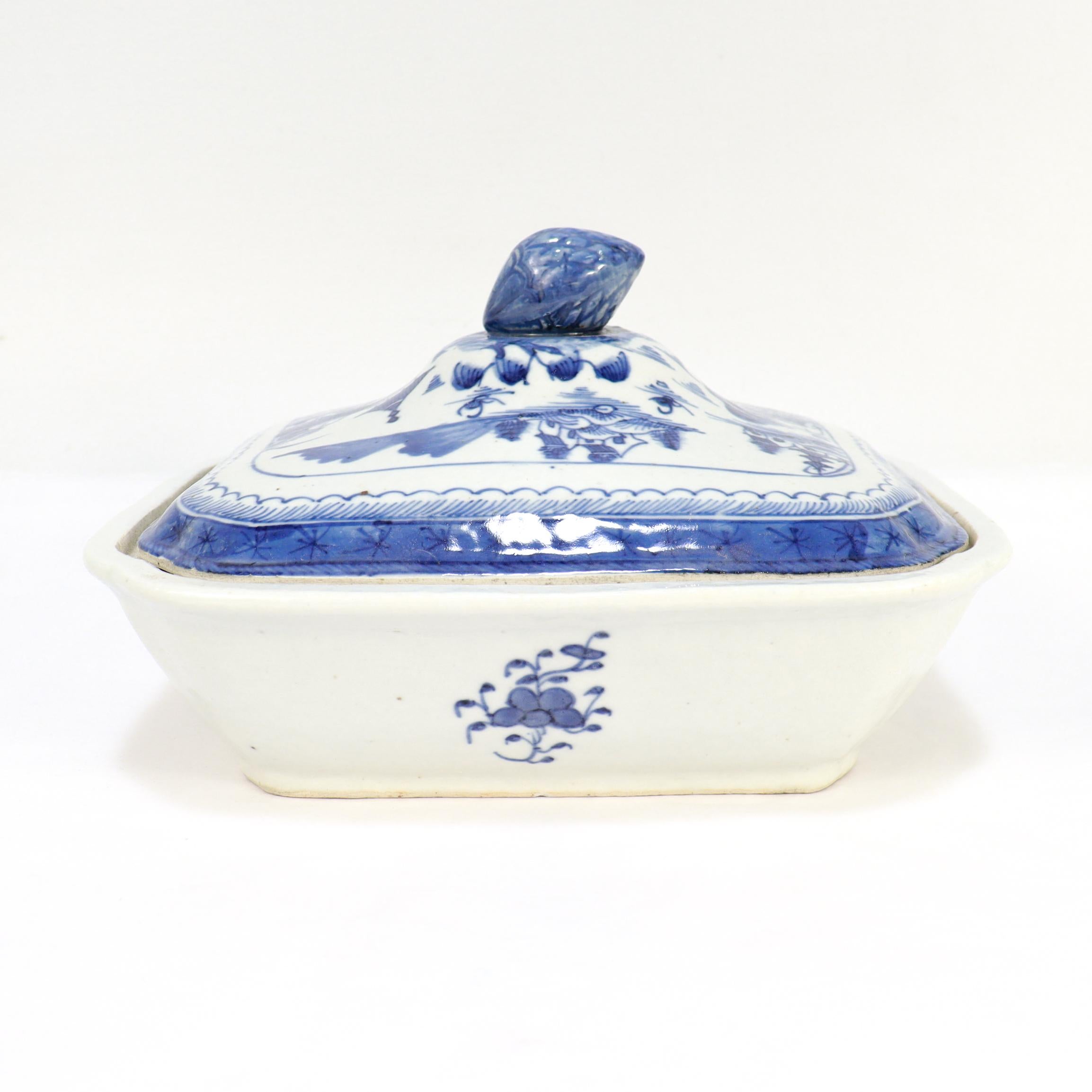 Antique Chinese Export Blue & White Canton Porcelain Covered Vegetable Dish en Bueno estado para la venta en Philadelphia, PA