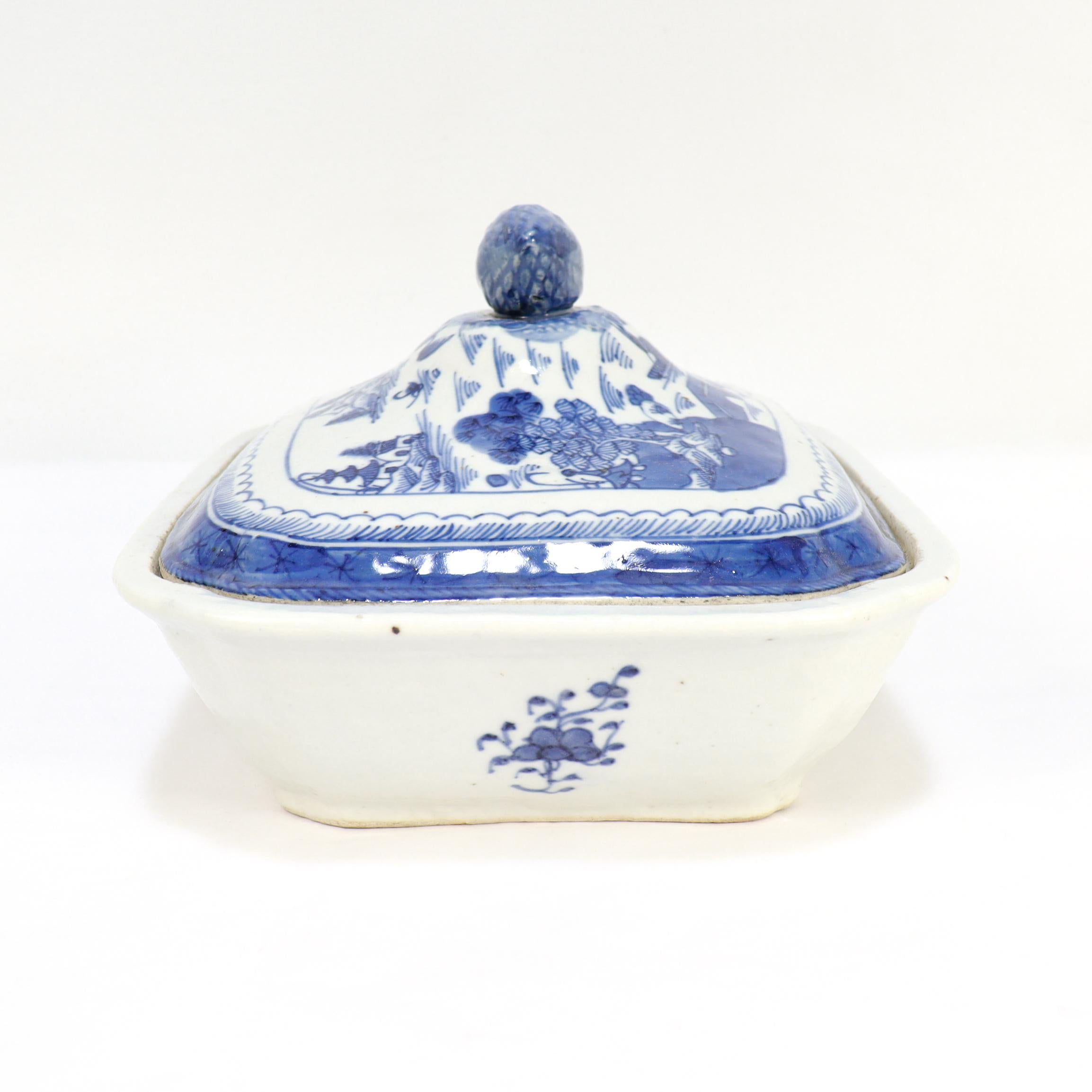 Antique Chinese Export Blue & White Canton Porcelain Covered Vegetable Dish siglo XIX en venta