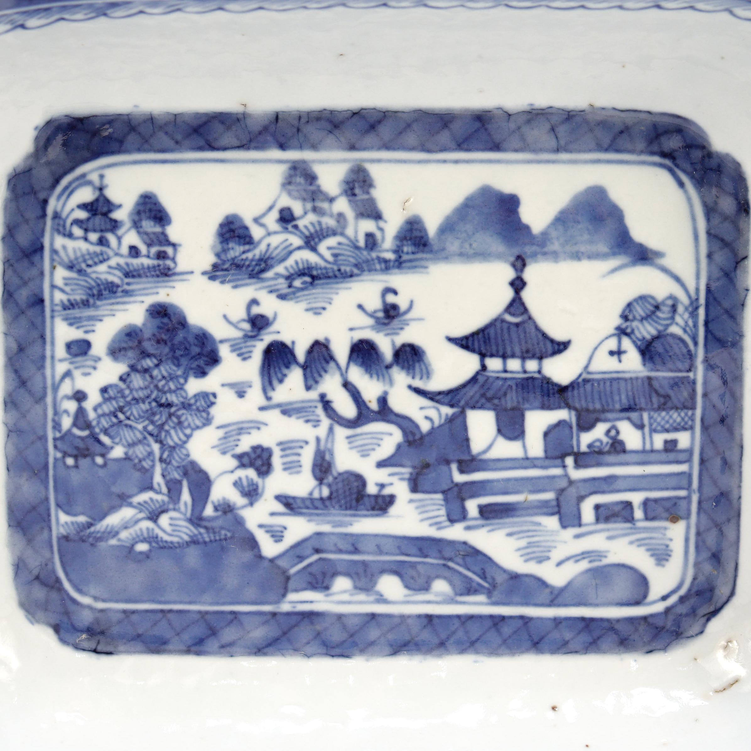 Antique Chinese Export Blue & White Canton Porcelain Covered Vegetable Dish en venta 1