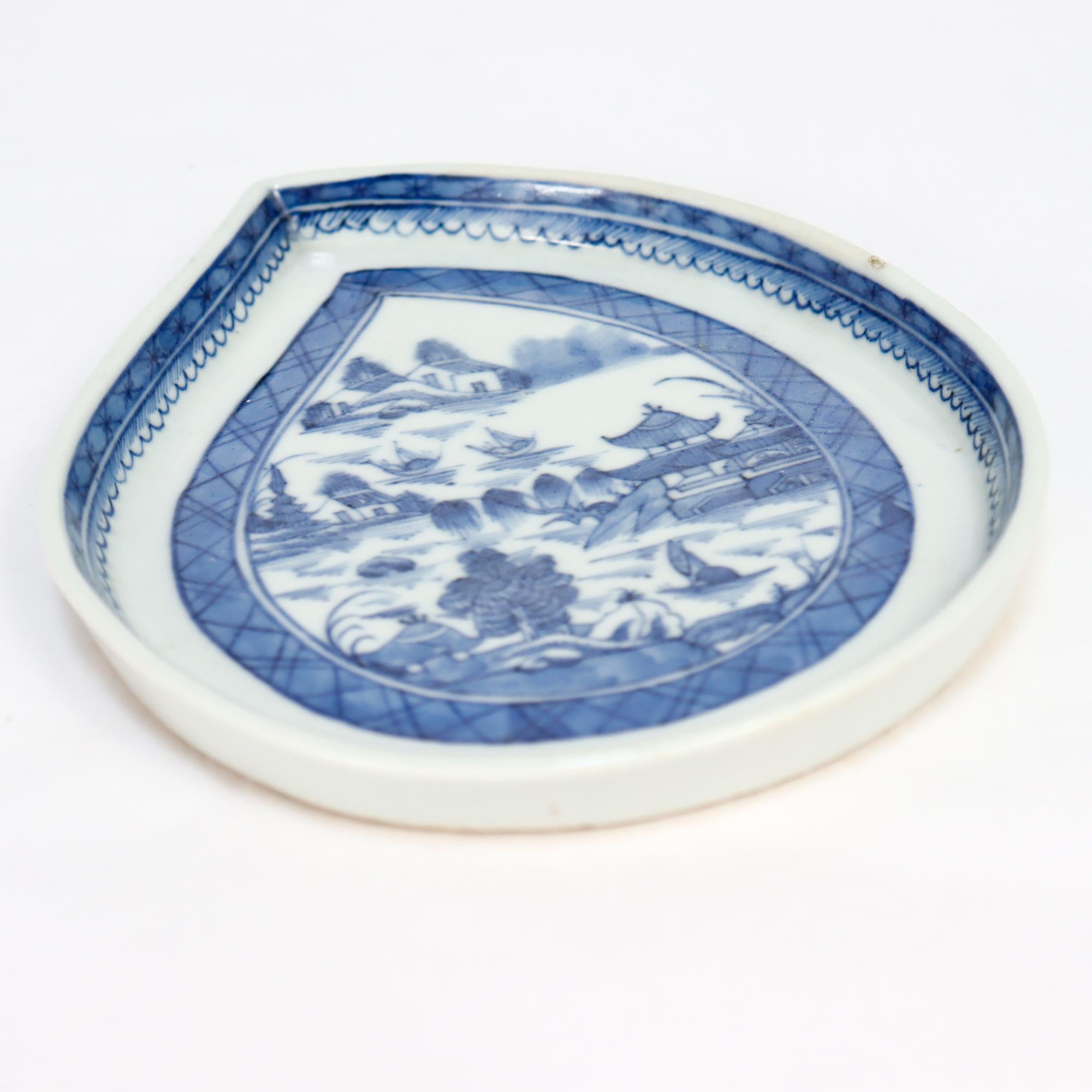 Ancien plat à feuilles ou Vide Poche en porcelaine de Canton bleu et blanc d'exportation chinoise en vente 3