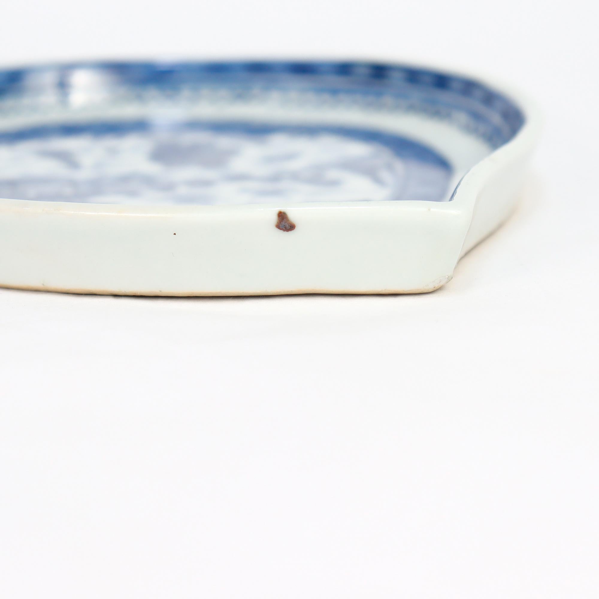 Ancien plat à feuilles ou Vide Poche en porcelaine de Canton bleu et blanc d'exportation chinoise en vente 4