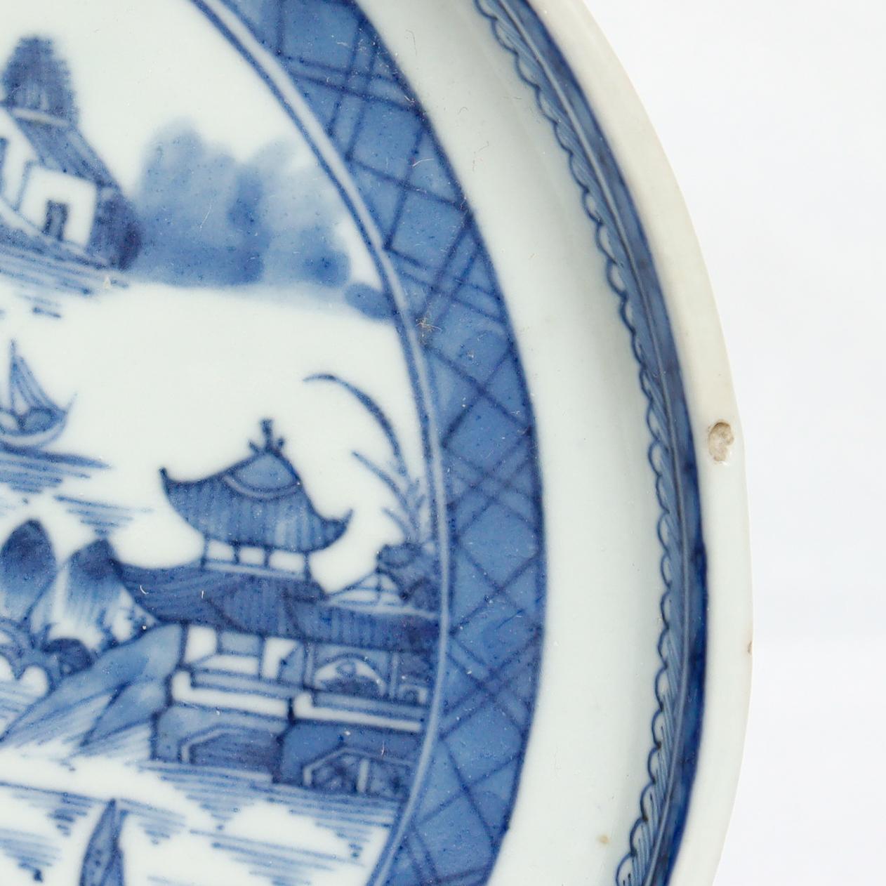 Ancien plat à feuilles ou Vide Poche en porcelaine de Canton bleu et blanc d'exportation chinoise en vente 5