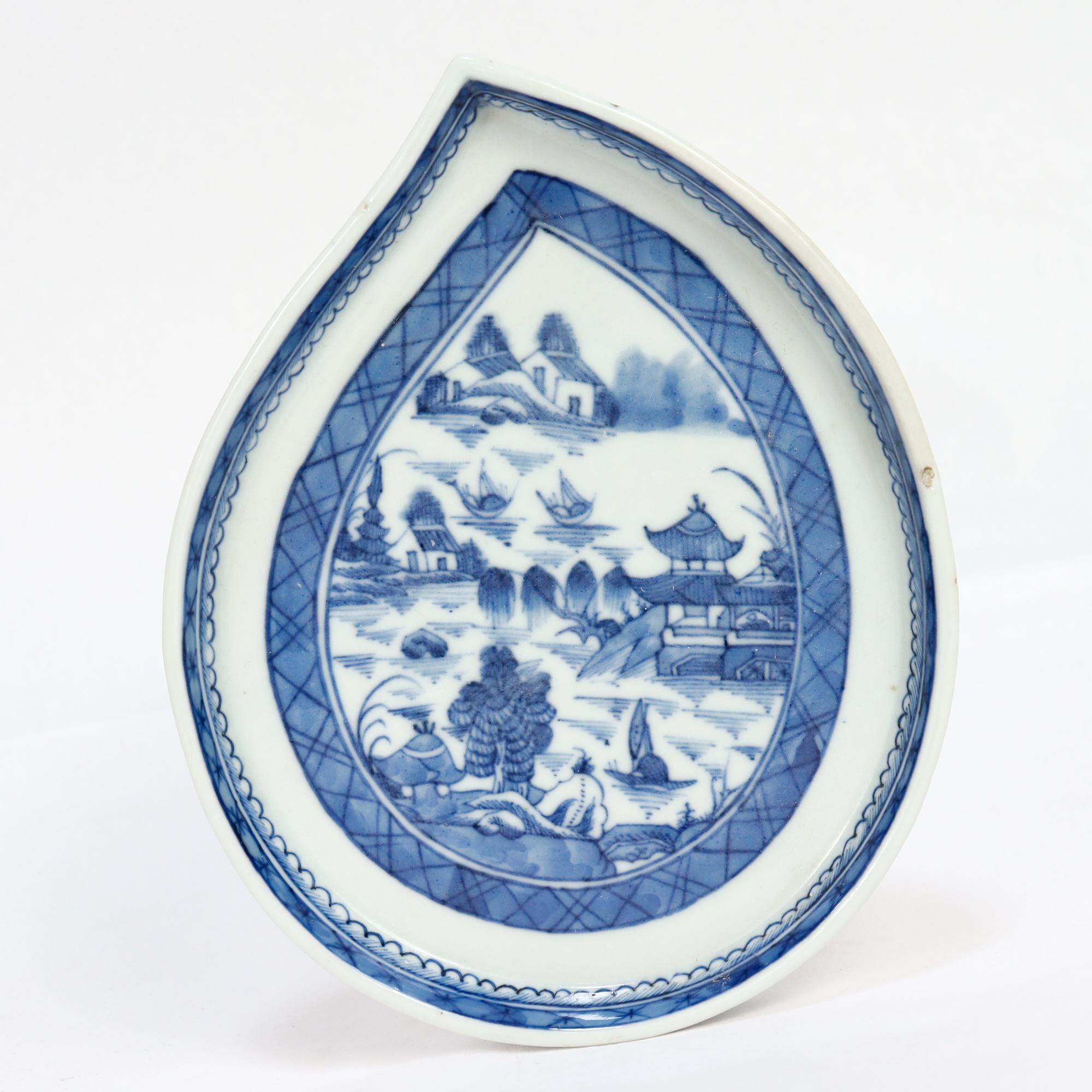 Un beau bol ou vide poche ancien en porcelaine d'exportation chinoise.

Dans le modèle de Canton.

En forme de feuille.

Décor en bleu sous glaçure d'un village chinois montagneux avec des maisons, des montagnes, des feuillages, une rivière et un