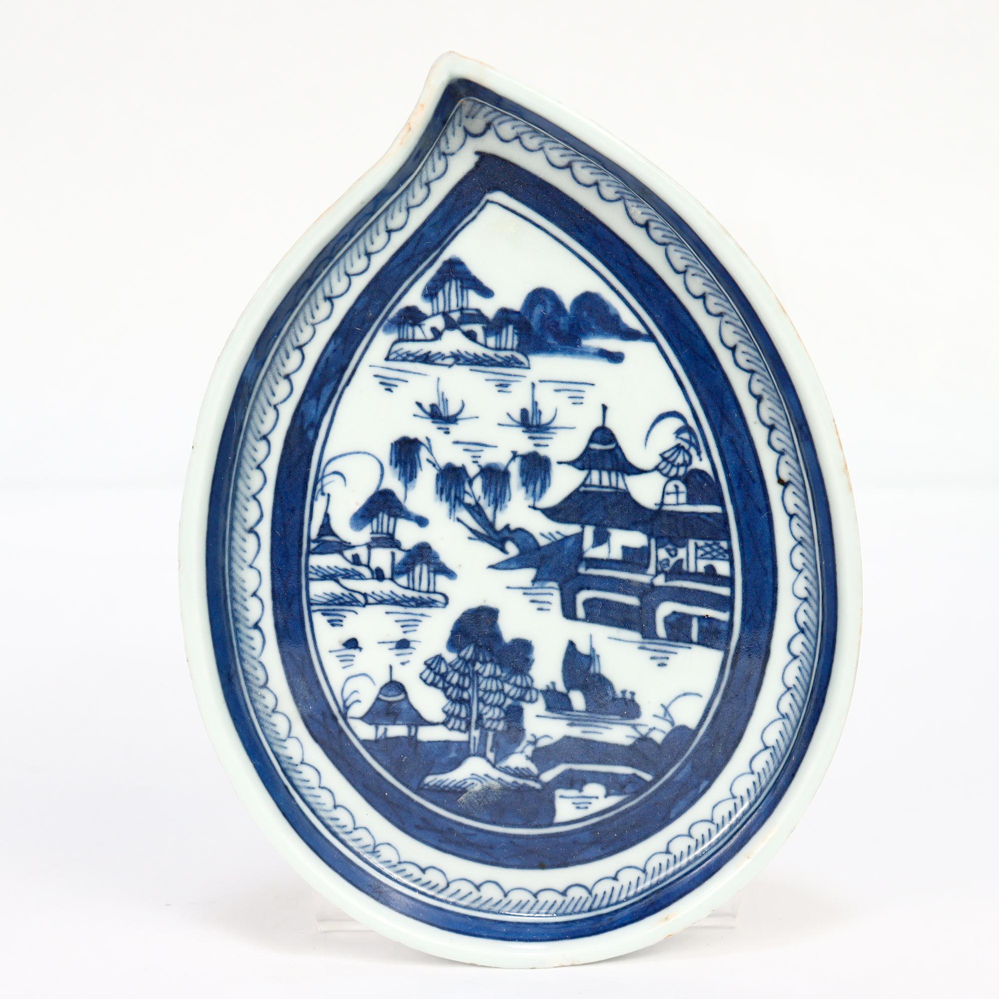 Eine feine antike chinesische Export Porzellanschale oder vide poche.

Nach dem Muster von Canton.

In einer blattförmigen Form.

Dekoriert in Unterglasurblau mit einem bergigen chinesischen Dorf mit Häusern, Bergen, Laub und einem Fluss mit Boot.