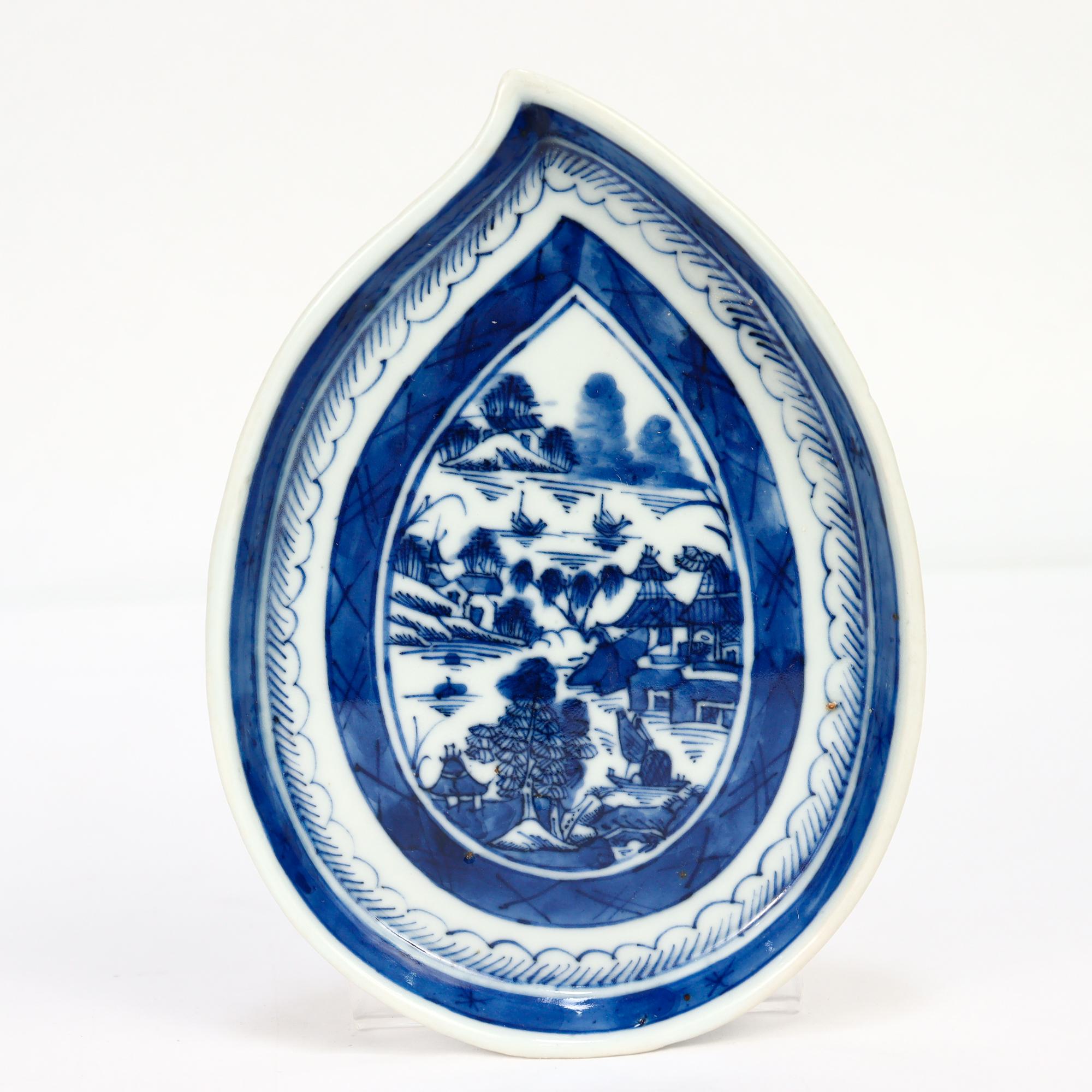 Eine feine antike chinesische Export Porzellanschale oder vide poche.

Nach dem Muster von Canton.

In einer blattförmigen Form.

Dekoriert in Unterglasurblau mit einem bergigen chinesischen Dorf mit Häusern, Bergen, Laub und einem Fluss mit Boot.