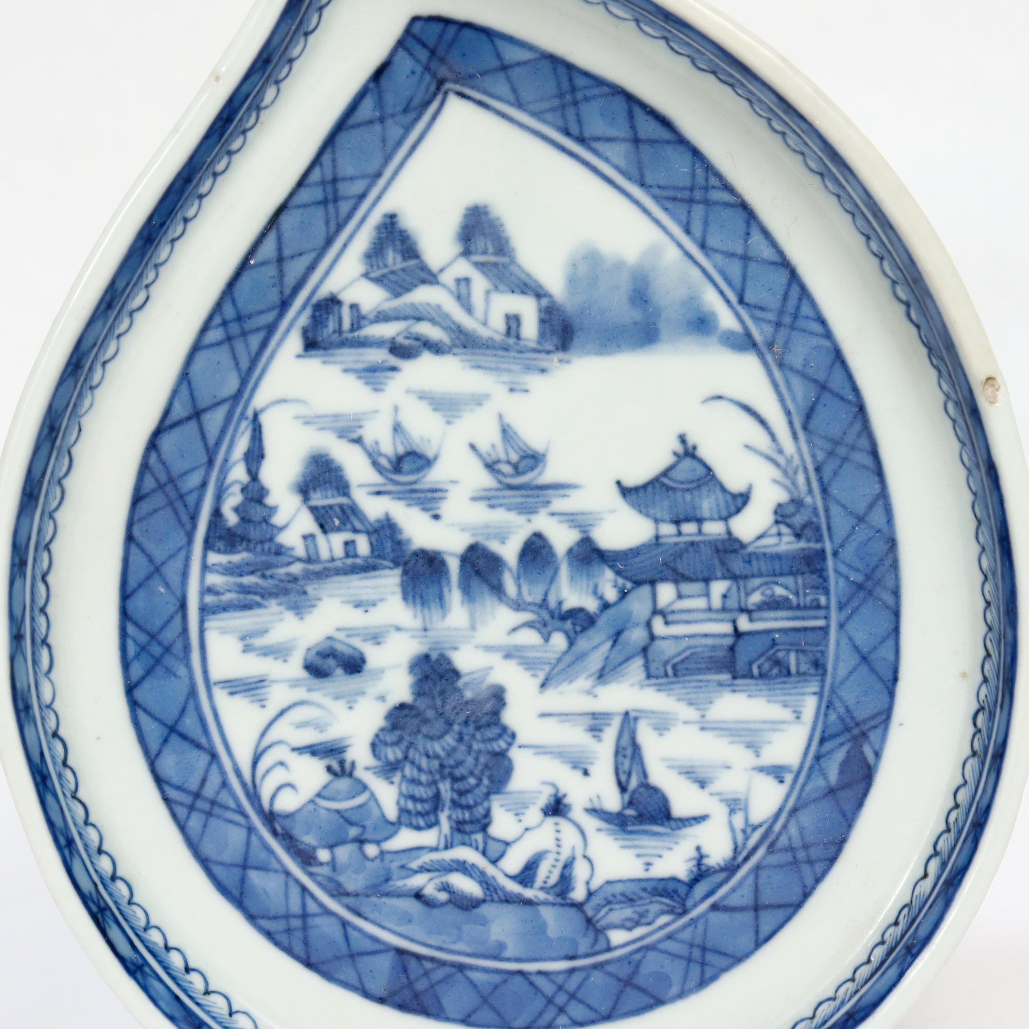 Exportation chinoise Ancien plat à feuilles ou Vide Poche en porcelaine de Canton bleu et blanc d'exportation chinoise en vente