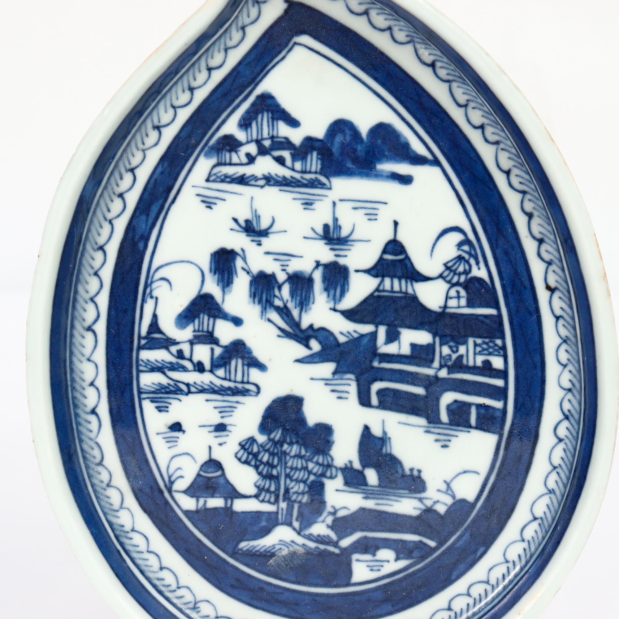 Antike chinesische Export Blau & Weiß Kanton Porzellan Blatt Schale oder Vide Poche (Chinesischer Export) im Angebot