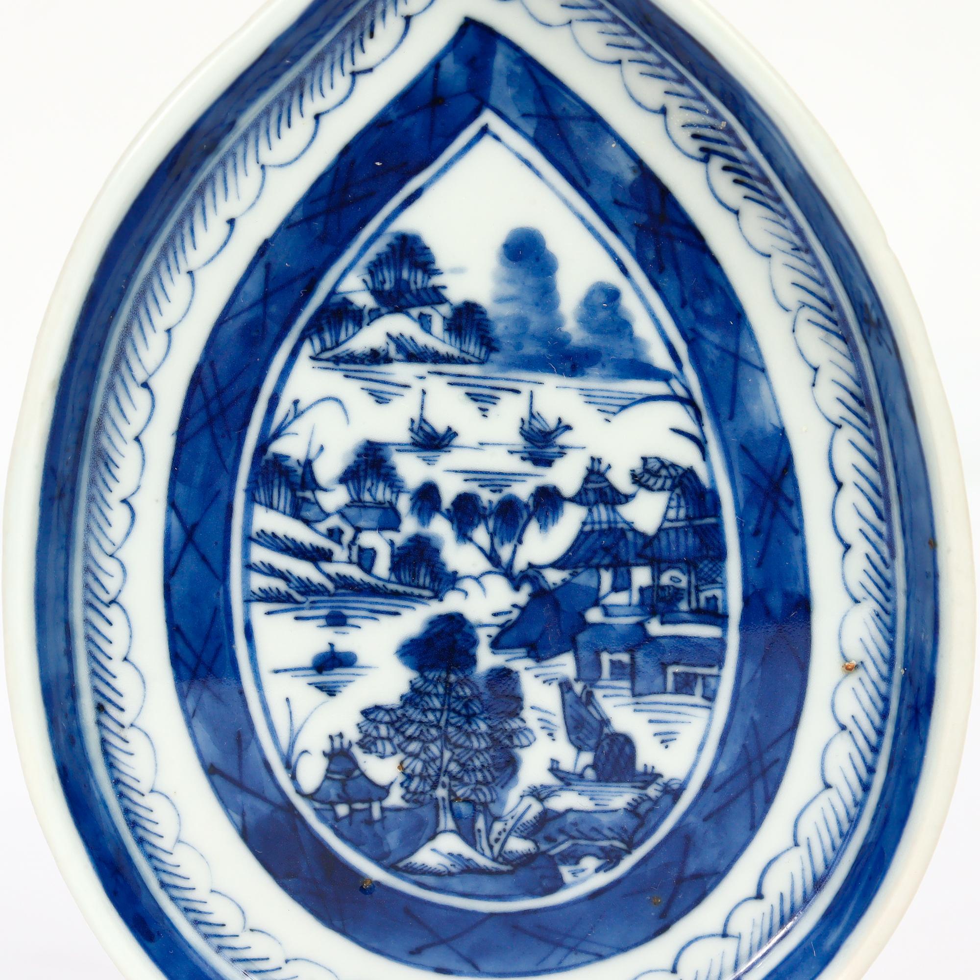 Antike chinesische Export Blau & Weiß Kanton Porzellan Blatt Schale oder Vide Poche (Chinesischer Export) im Angebot