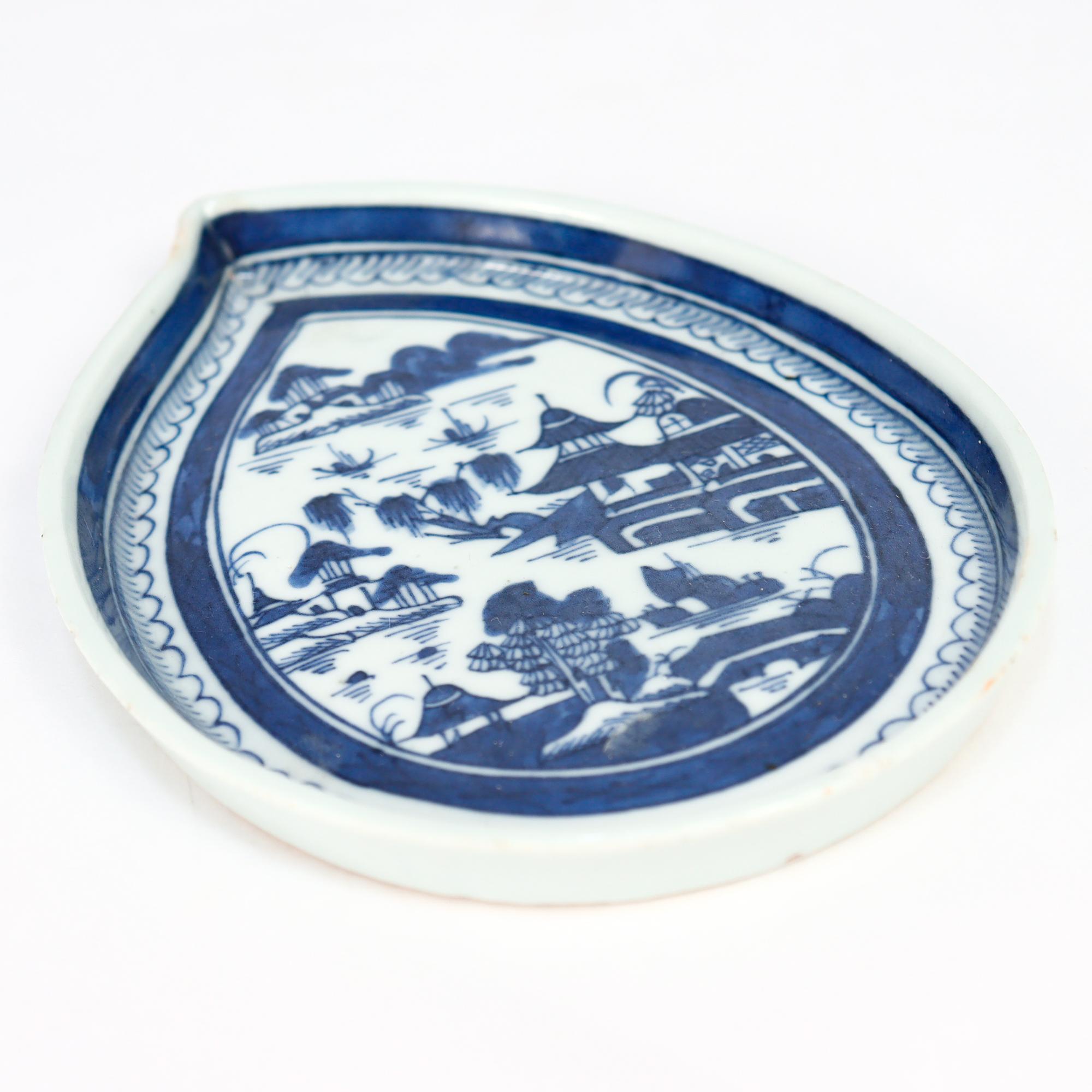 Antike chinesische Export Blau & Weiß Kanton Porzellan Blatt Schale oder Vide Poche (Glasiert) im Angebot