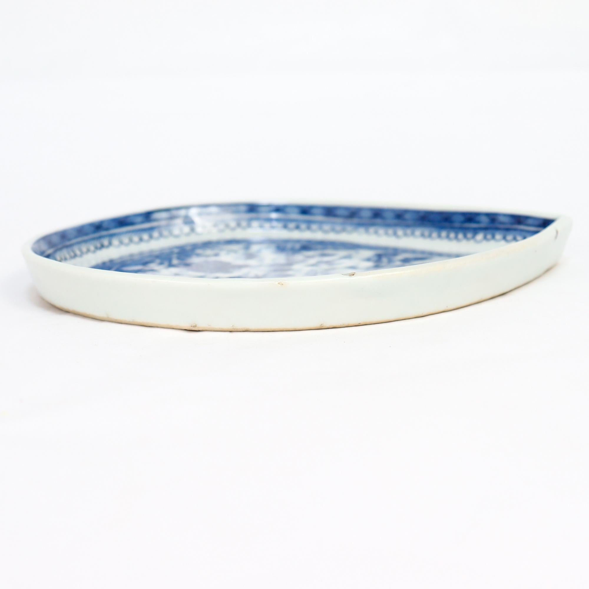 Porcelaine Ancien plat à feuilles ou Vide Poche en porcelaine de Canton bleu et blanc d'exportation chinoise en vente