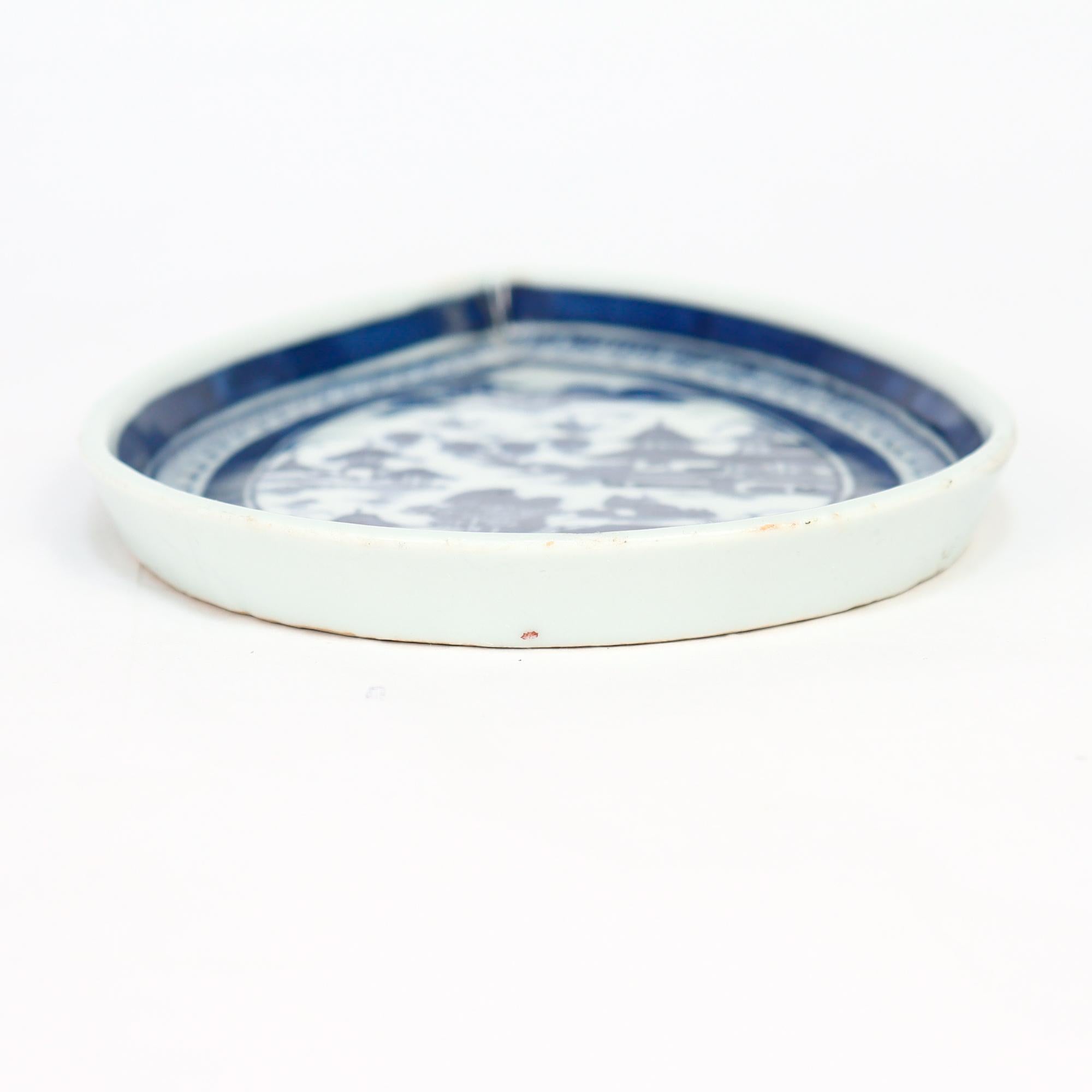 Antike chinesische Export Blau & Weiß Kanton Porzellan Blatt Schale oder Vide Poche (19. Jahrhundert) im Angebot