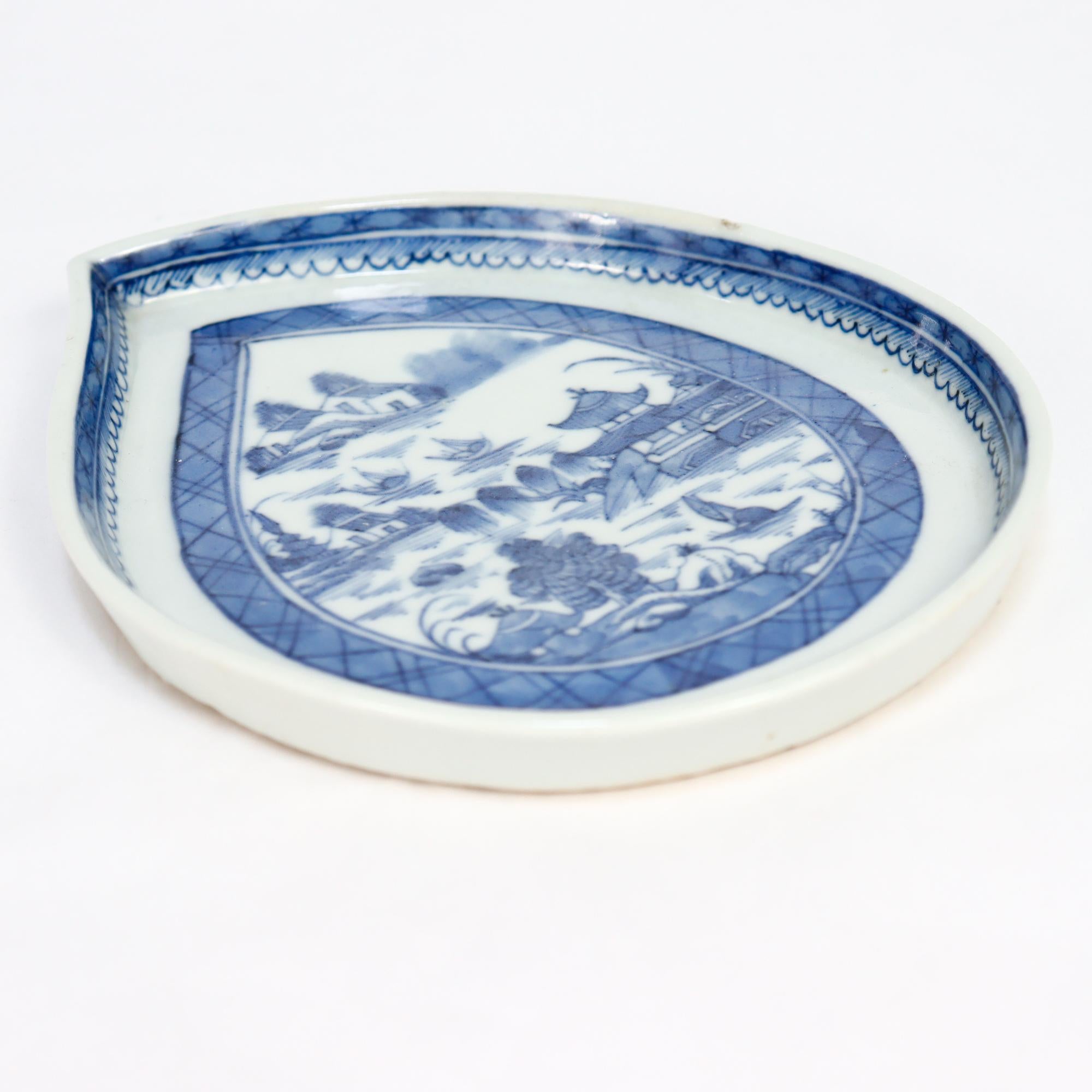 Ancien plat à feuilles ou Vide Poche en porcelaine de Canton bleu et blanc d'exportation chinoise en vente 2
