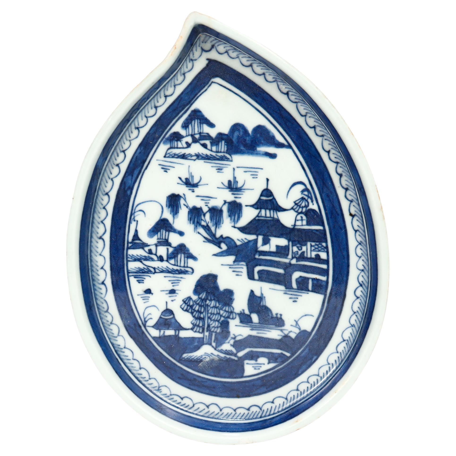 Ancien plat à feuilles ou Vide Poche en porcelaine de Canton bleu et blanc d
exportation chinoise