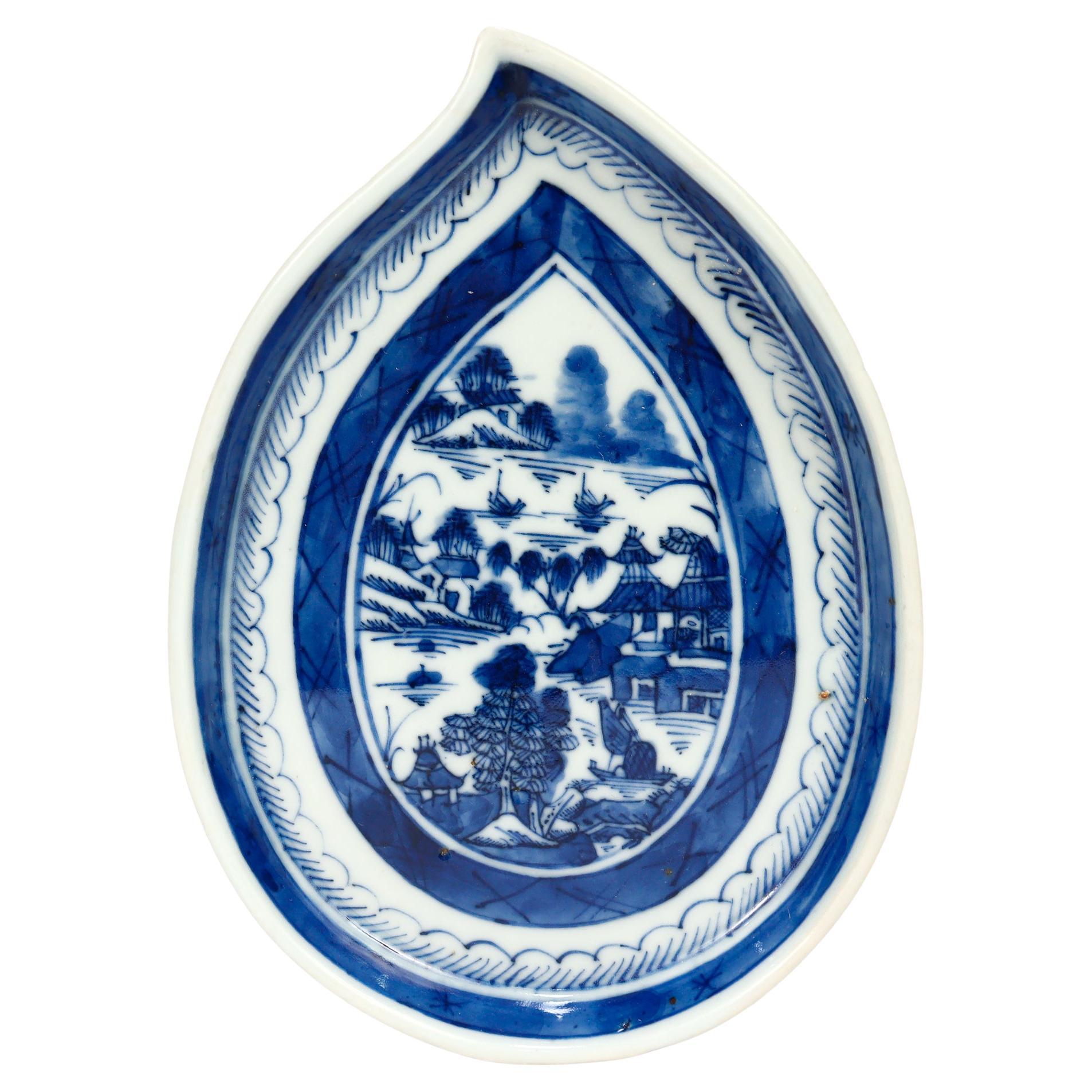Ancien plat à feuilles ou Vide Poche en porcelaine de Canton bleu et blanc d
exportation chinoise