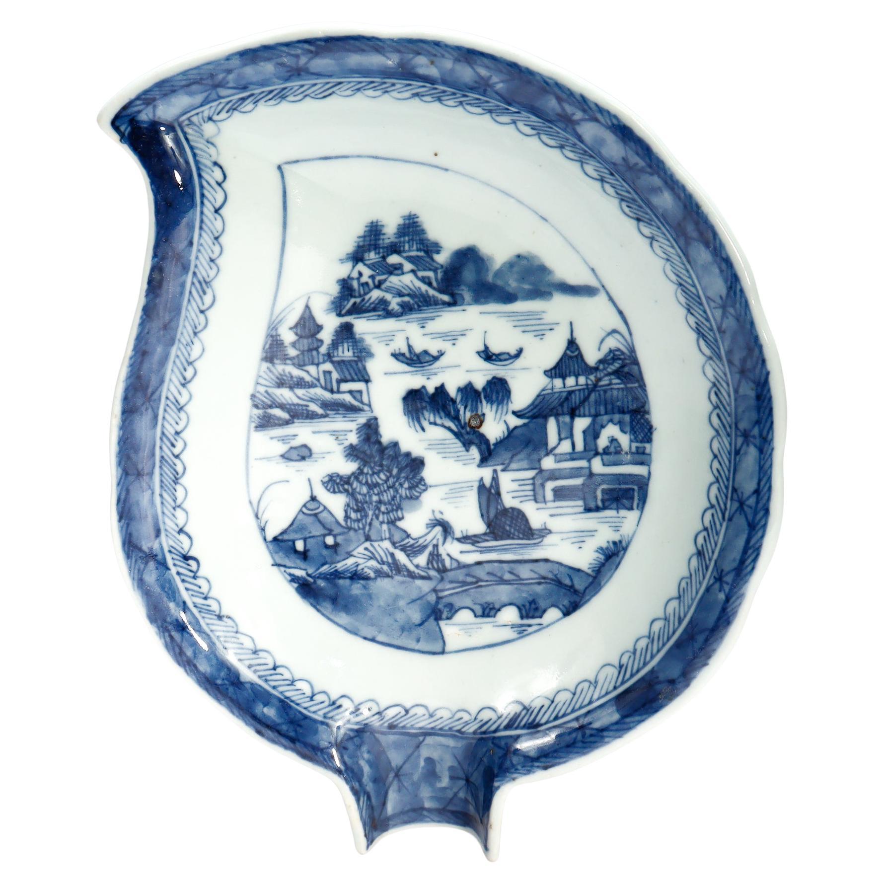 Antike chinesische Export Blau & Weiß Kanton Porzellan Blatt Schale oder Vide Poche im Angebot