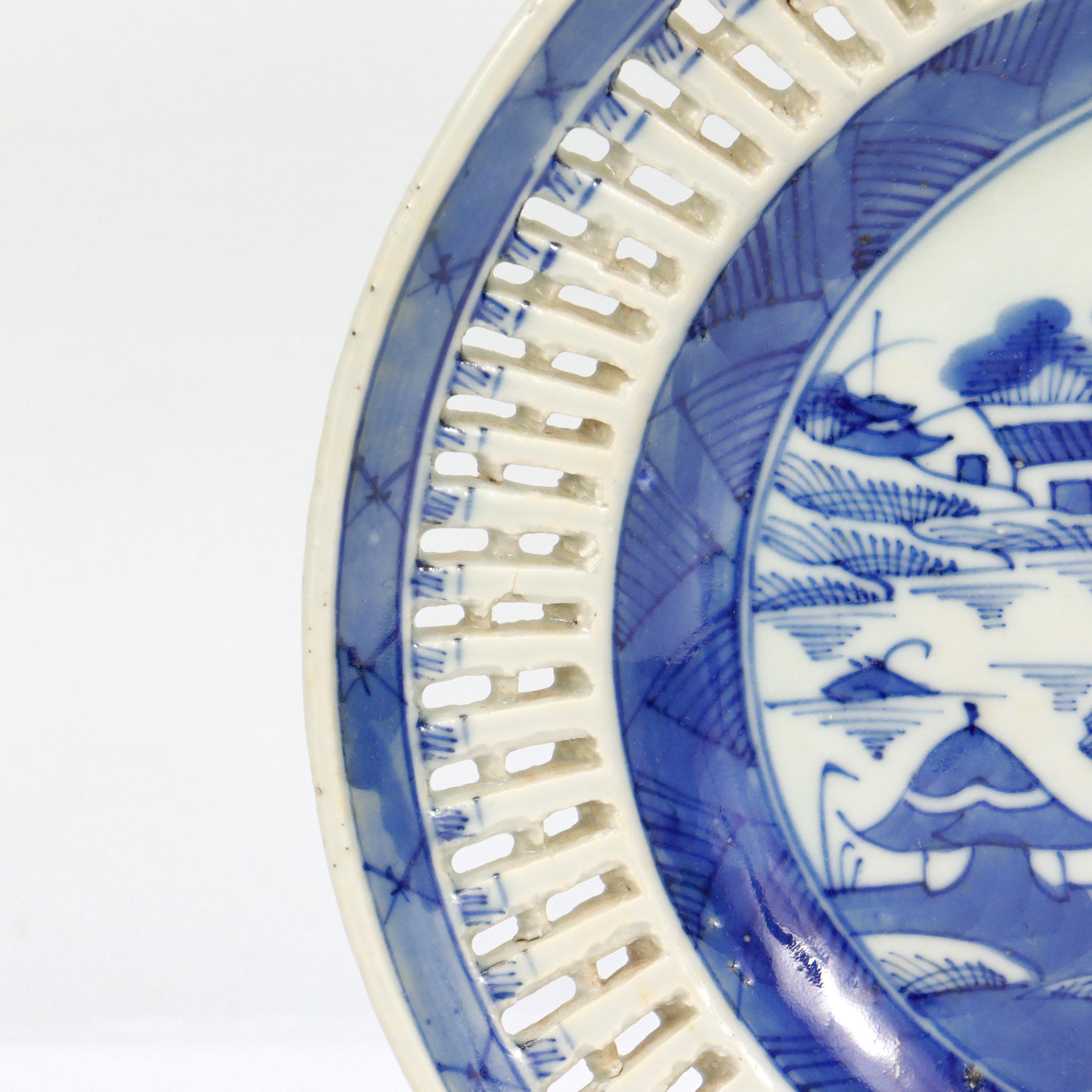 Ancien plateau réticulé en porcelaine de Canton bleu et blanc d'exportation chinoise en vente 4