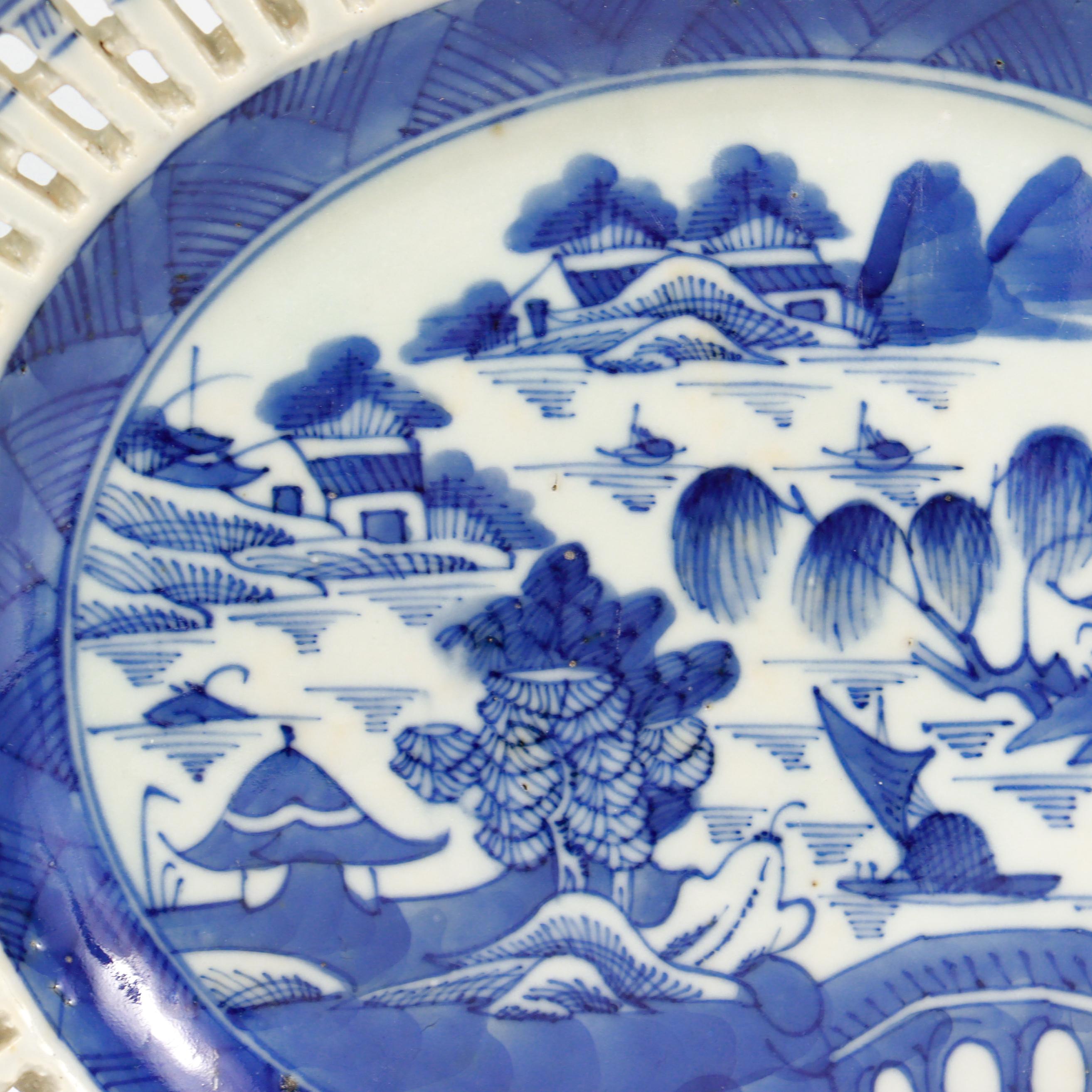 Ancien plateau réticulé en porcelaine de Canton bleu et blanc d'exportation chinoise en vente 5