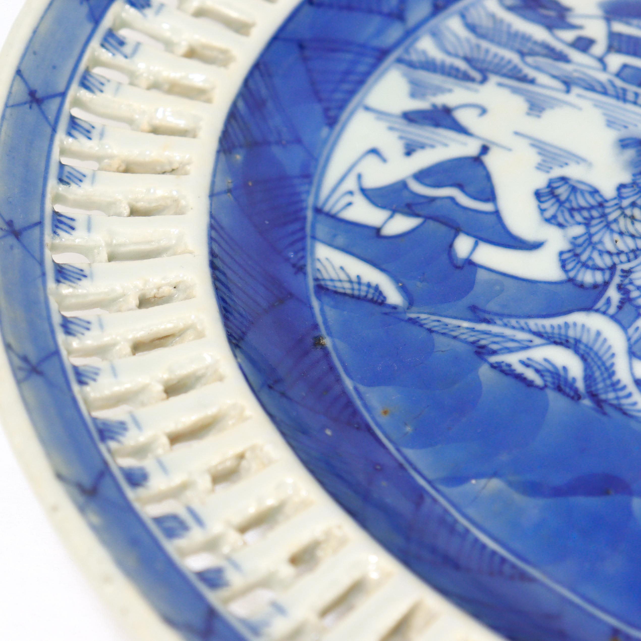 Ancien plateau réticulé en porcelaine de Canton bleu et blanc d'exportation chinoise en vente 6