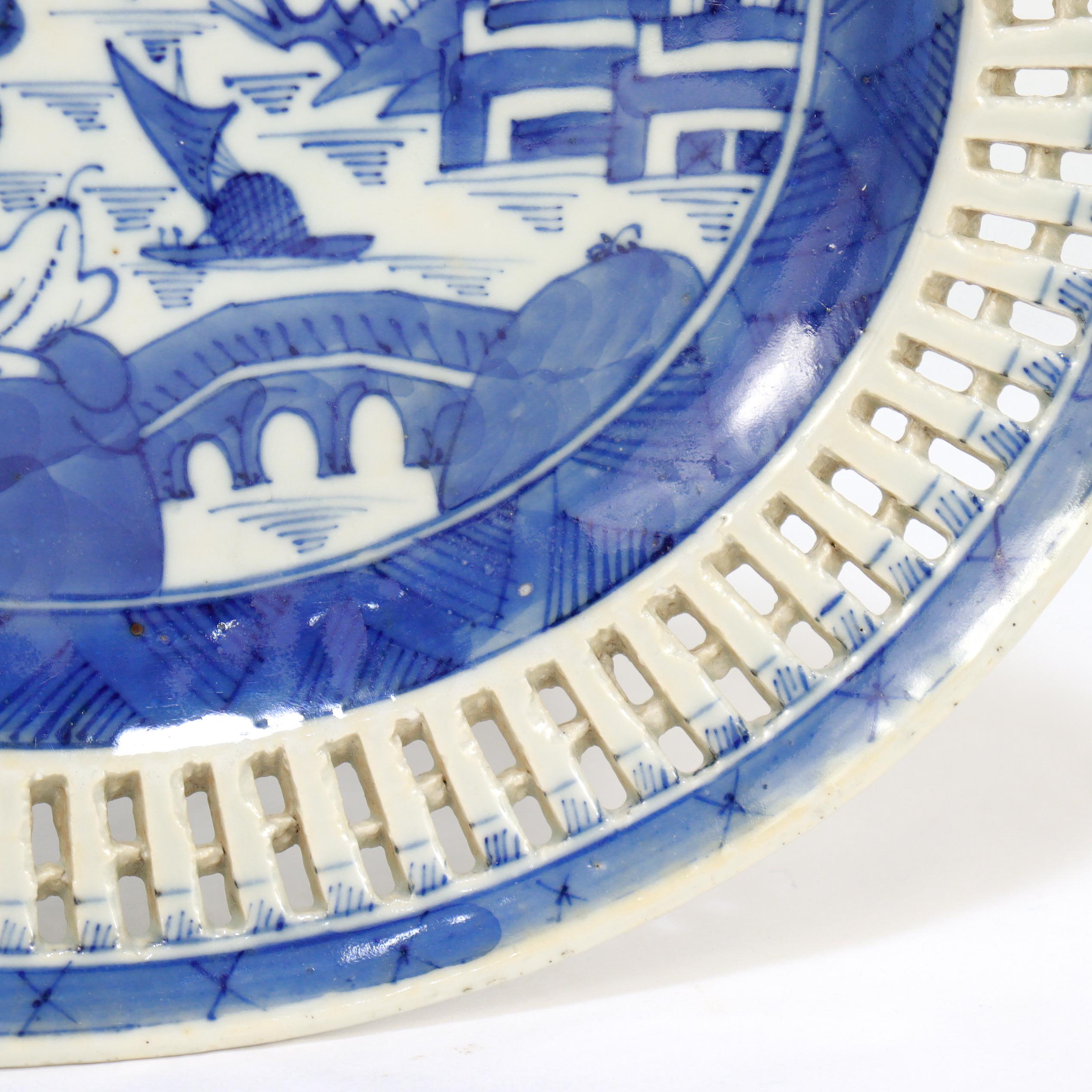 Ancien plateau réticulé en porcelaine de Canton bleu et blanc d'exportation chinoise en vente 7