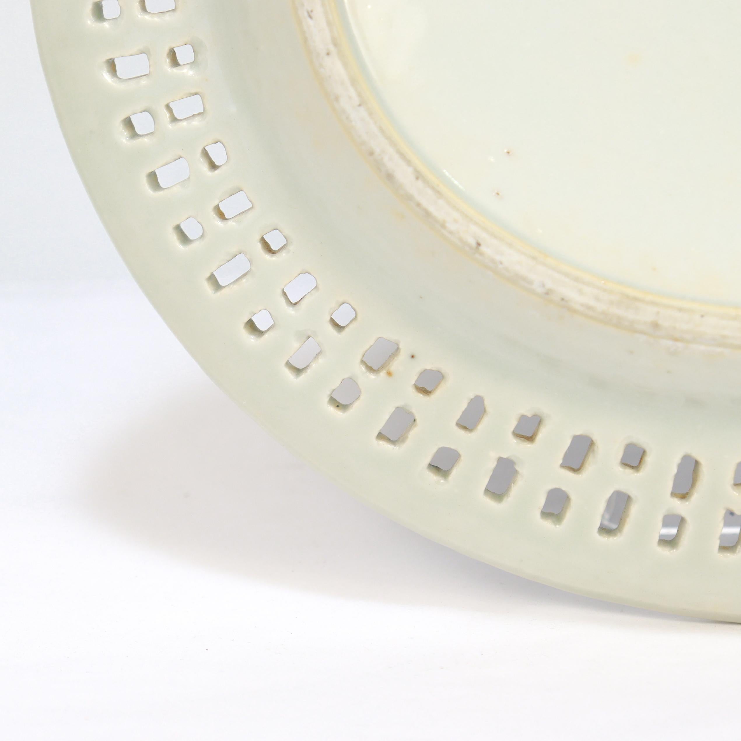 Ancien plateau réticulé en porcelaine de Canton bleu et blanc d'exportation chinoise en vente 8