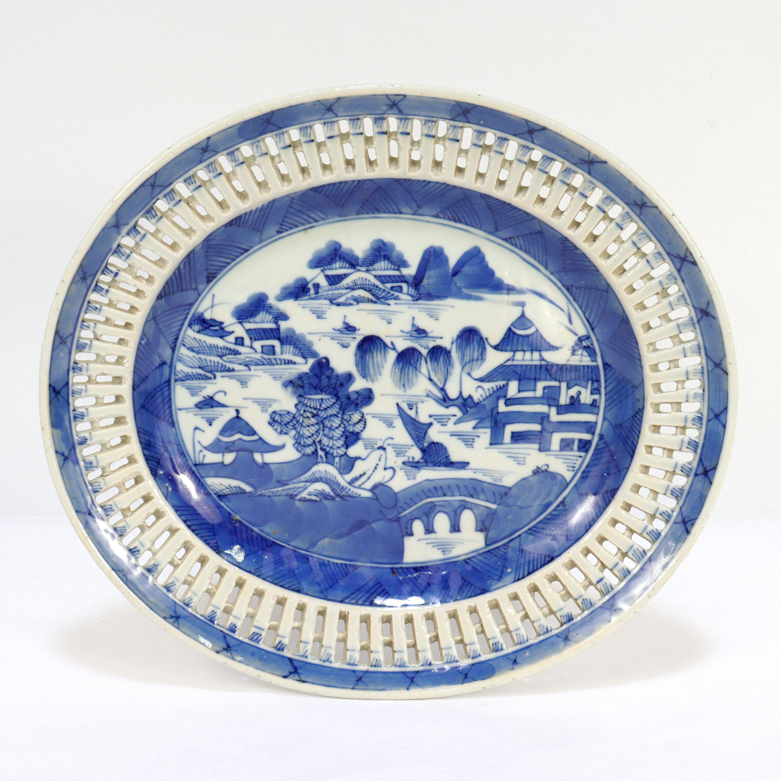 Plateau en porcelaine réticulée d'exportation chinoise.

Dans le modèle de Canton.

Décor en bleu sous glaçure d'un village chinois montagneux avec des maisons, des montagnes, des feuillages, une rivière et un bateau. 

Avec un bord réticulé et un