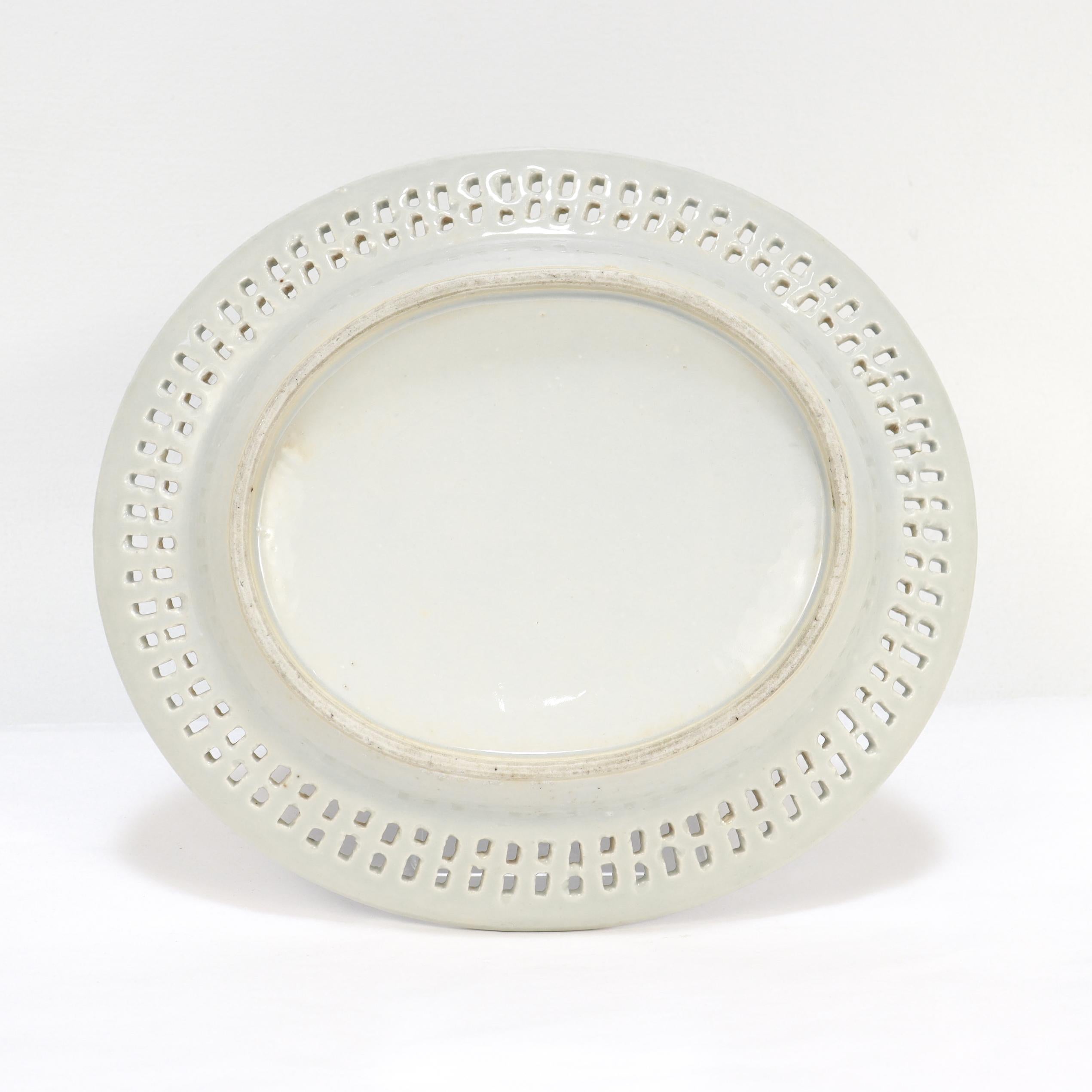 Exportation chinoise Ancien plateau réticulé en porcelaine de Canton bleu et blanc d'exportation chinoise en vente