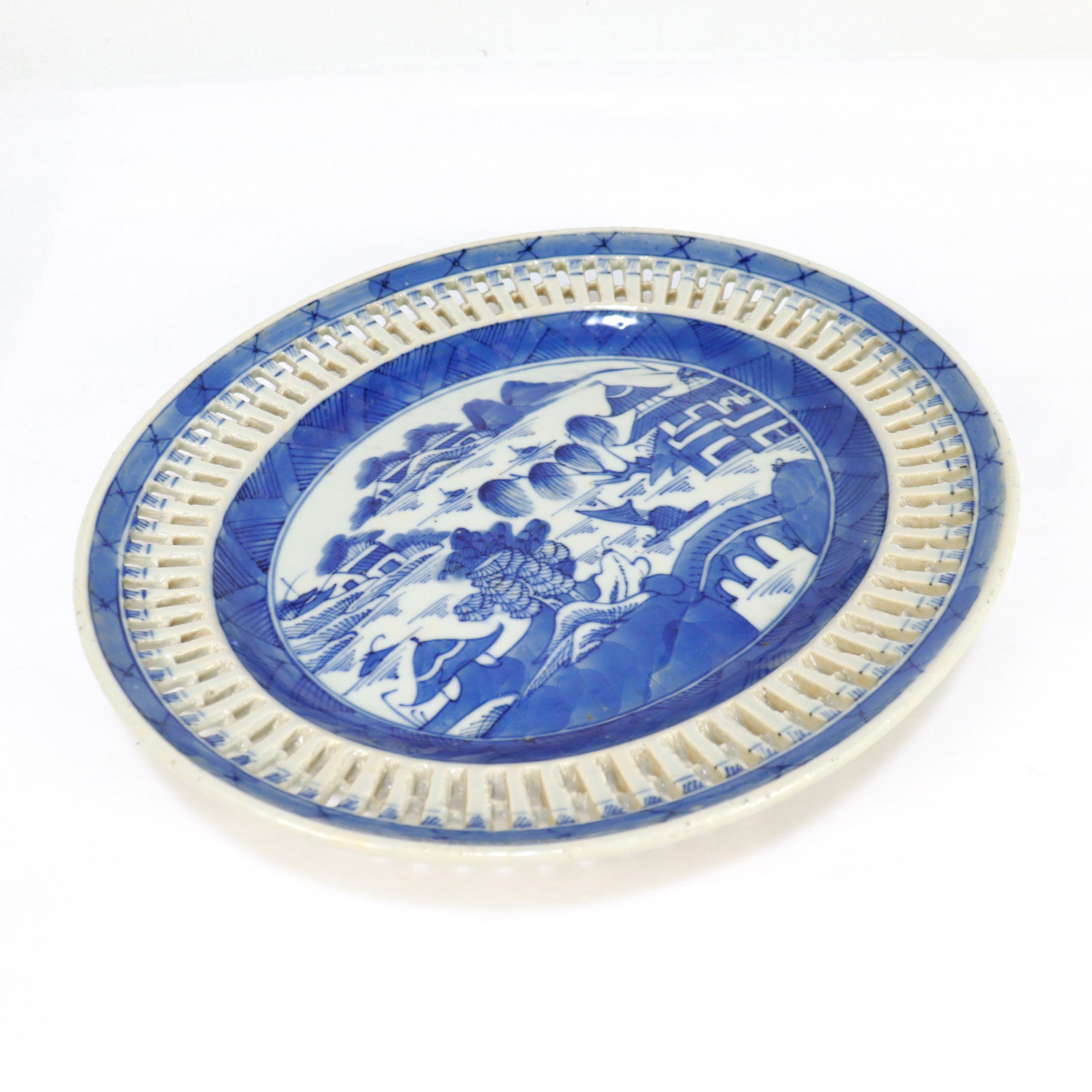 Chinois Ancien plateau réticulé en porcelaine de Canton bleu et blanc d'exportation chinoise en vente