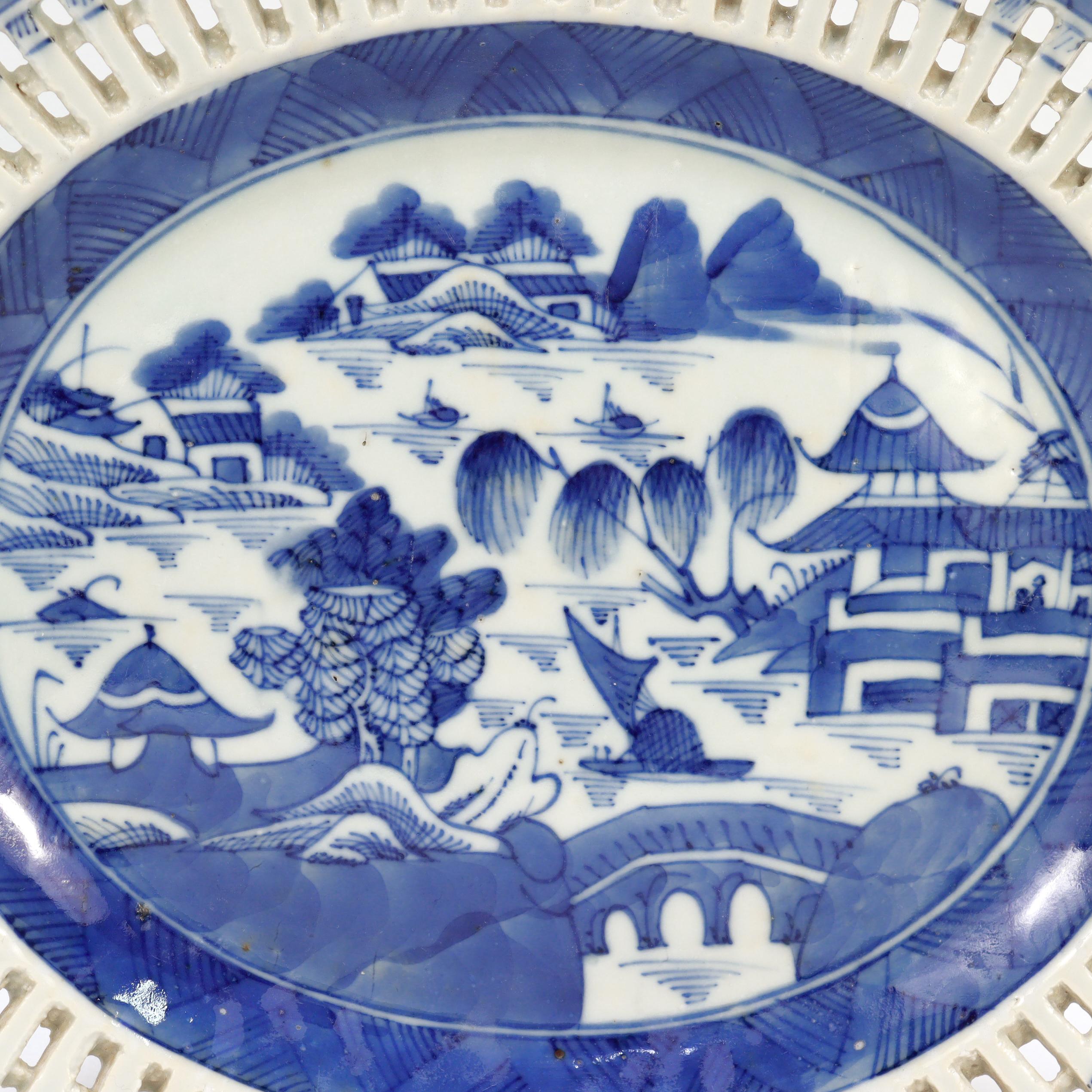 Ancien plateau réticulé en porcelaine de Canton bleu et blanc d'exportation chinoise État moyen - En vente à Philadelphia, PA