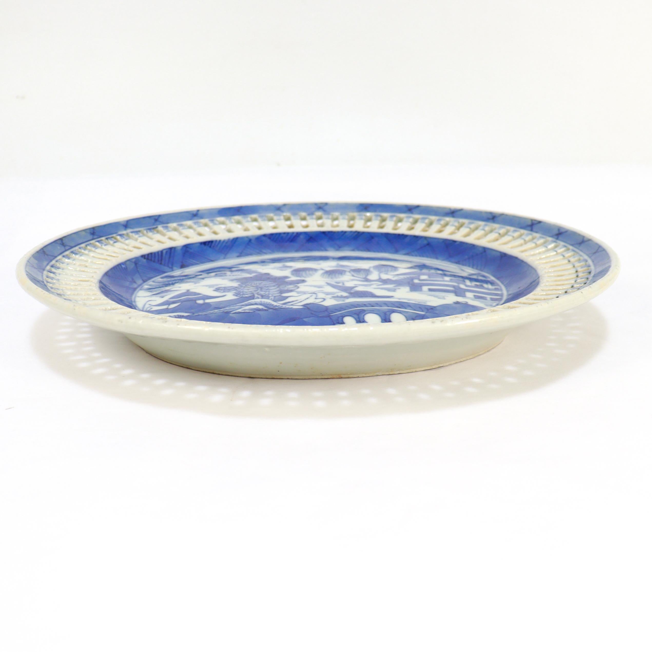 20ième siècle Ancien plateau réticulé en porcelaine de Canton bleu et blanc d'exportation chinoise en vente
