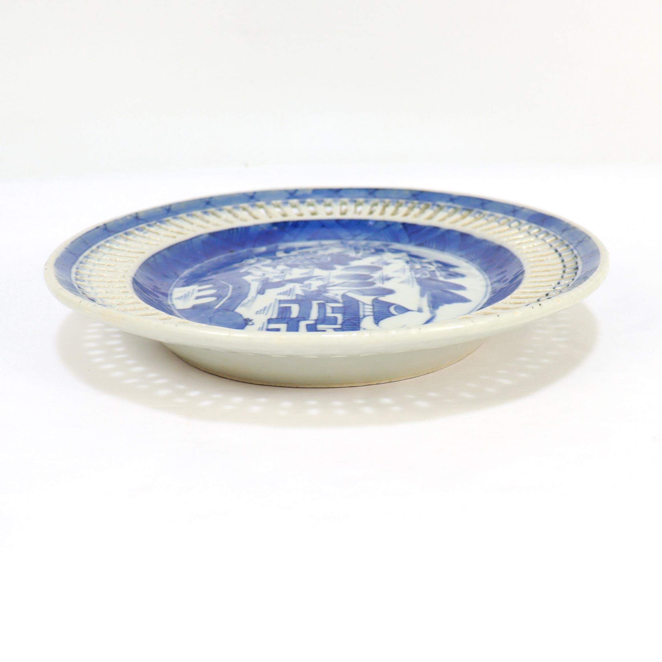 Porcelaine Ancien plateau réticulé en porcelaine de Canton bleu et blanc d'exportation chinoise en vente