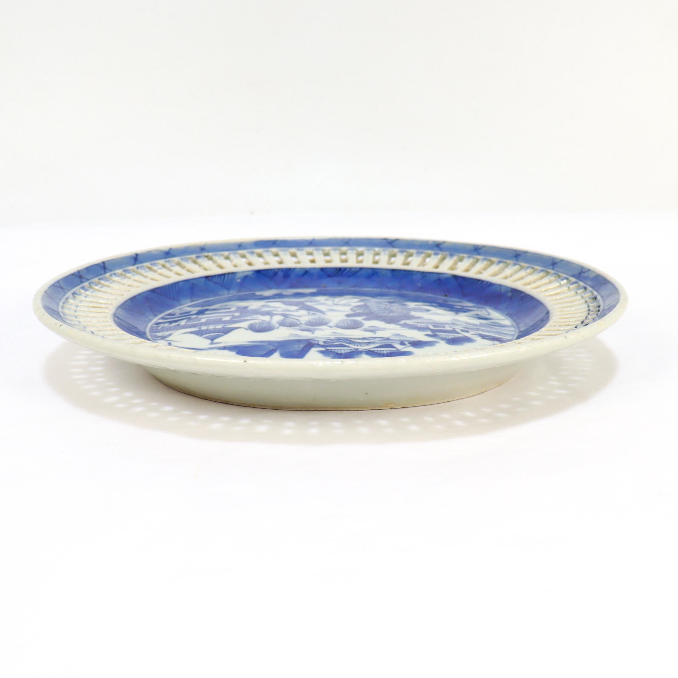 Ancien plateau réticulé en porcelaine de Canton bleu et blanc d'exportation chinoise en vente 1