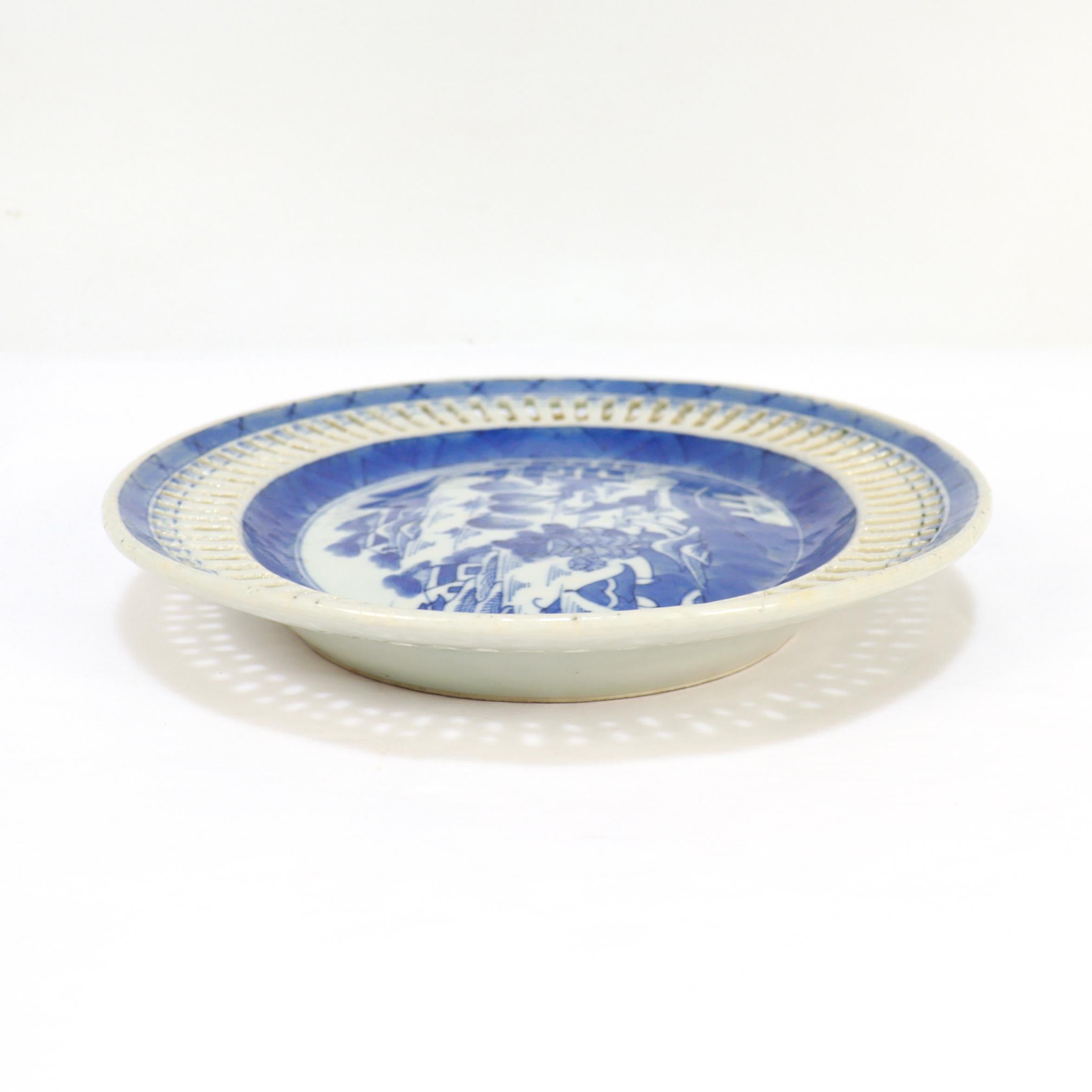 Ancien plateau réticulé en porcelaine de Canton bleu et blanc d'exportation chinoise en vente 2