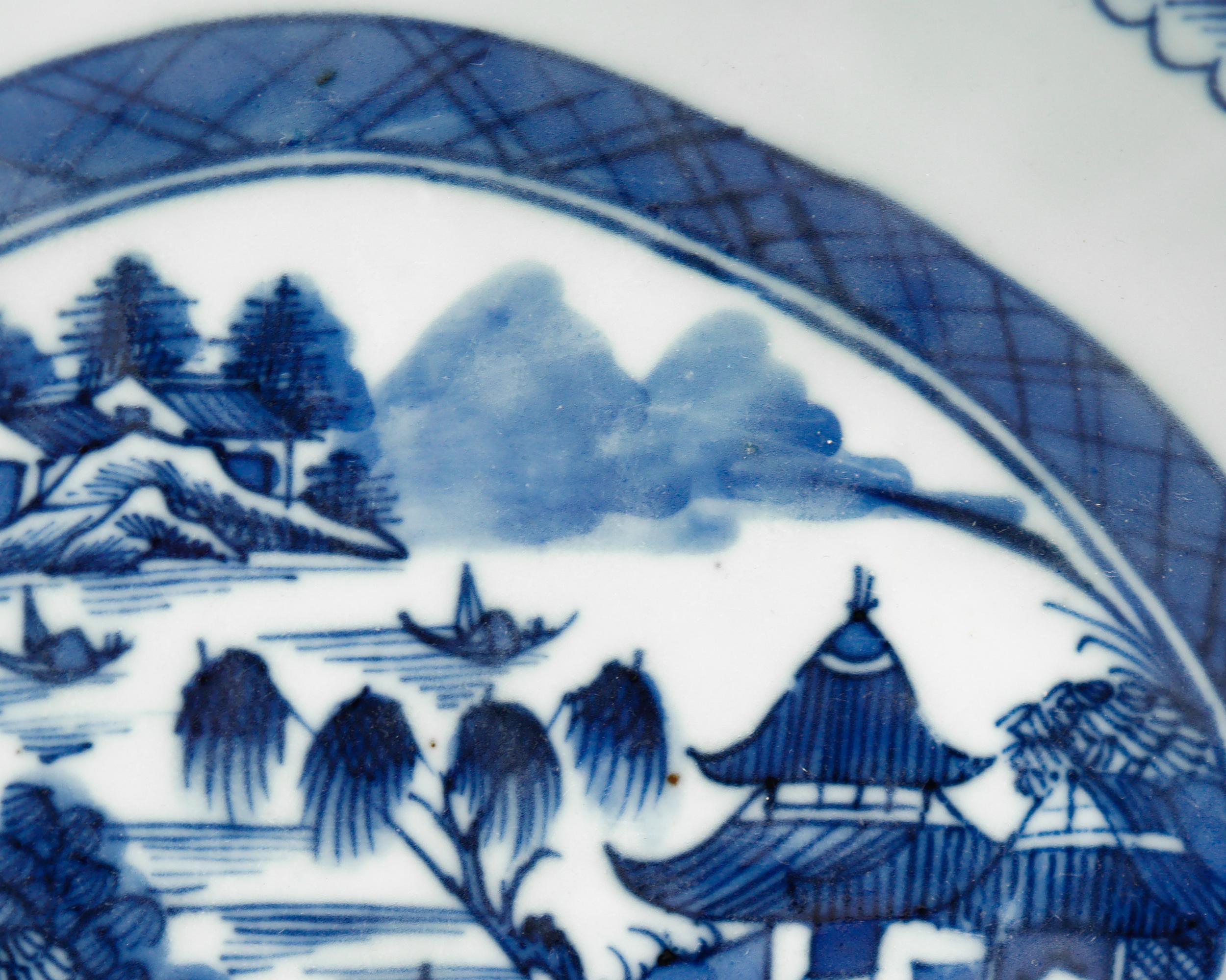 Antike chinesische Export Blau & Weiß Kanton Porzellan Servierplatte oder Teller im Angebot 6